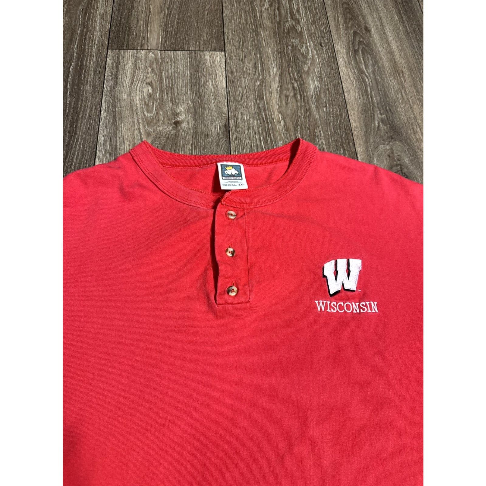 Vintage VINTAGE University of Wisconsin Embroidered Red Henley T-Shirt 2XL Mens 90s Size US XXL / EU 58 / 5 - 2 Thumbnail