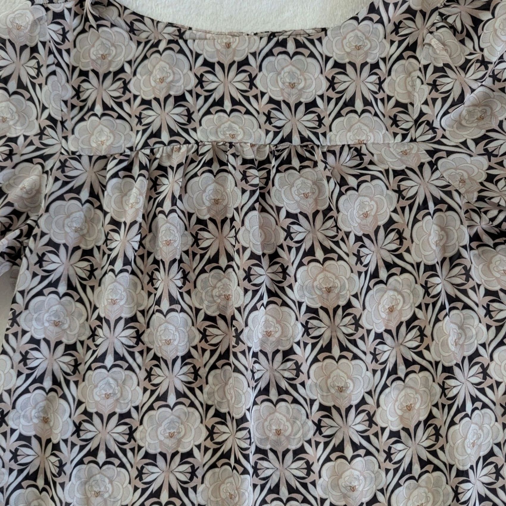 Loft LOFT Floral Print Blouse Long Sleeve Round Neck Beige Black Floral Women S Office Shirt Size S / US 4 / IT 40 - 2 Thumbnail