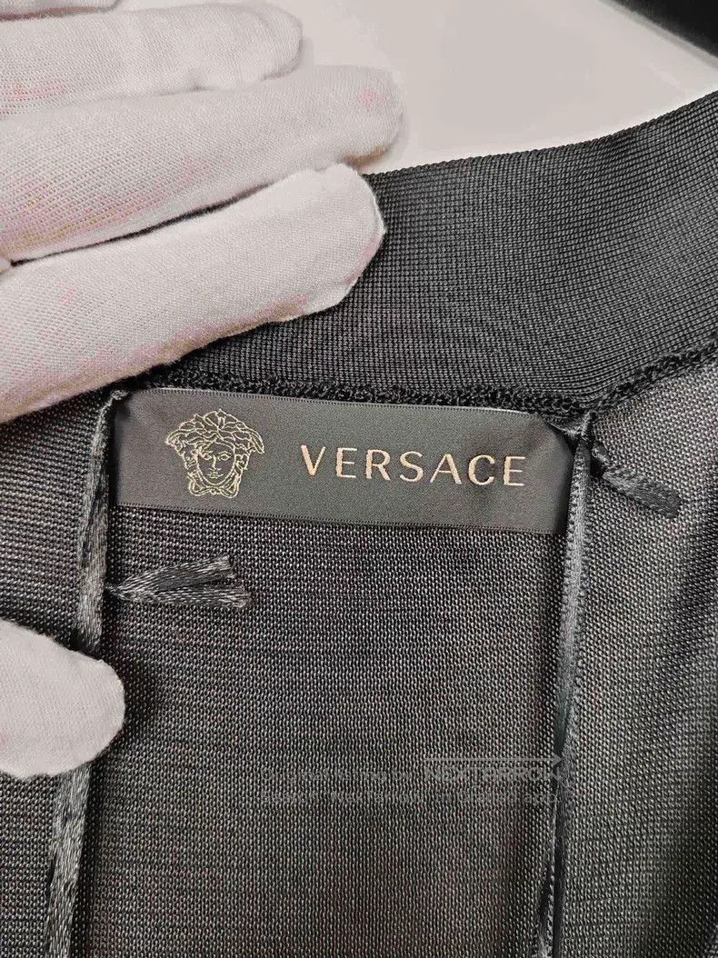 Versace Versace Gold buckle portrait V-neck knit Size M / US 6-8 / IT 42-44 - 3 Thumbnail