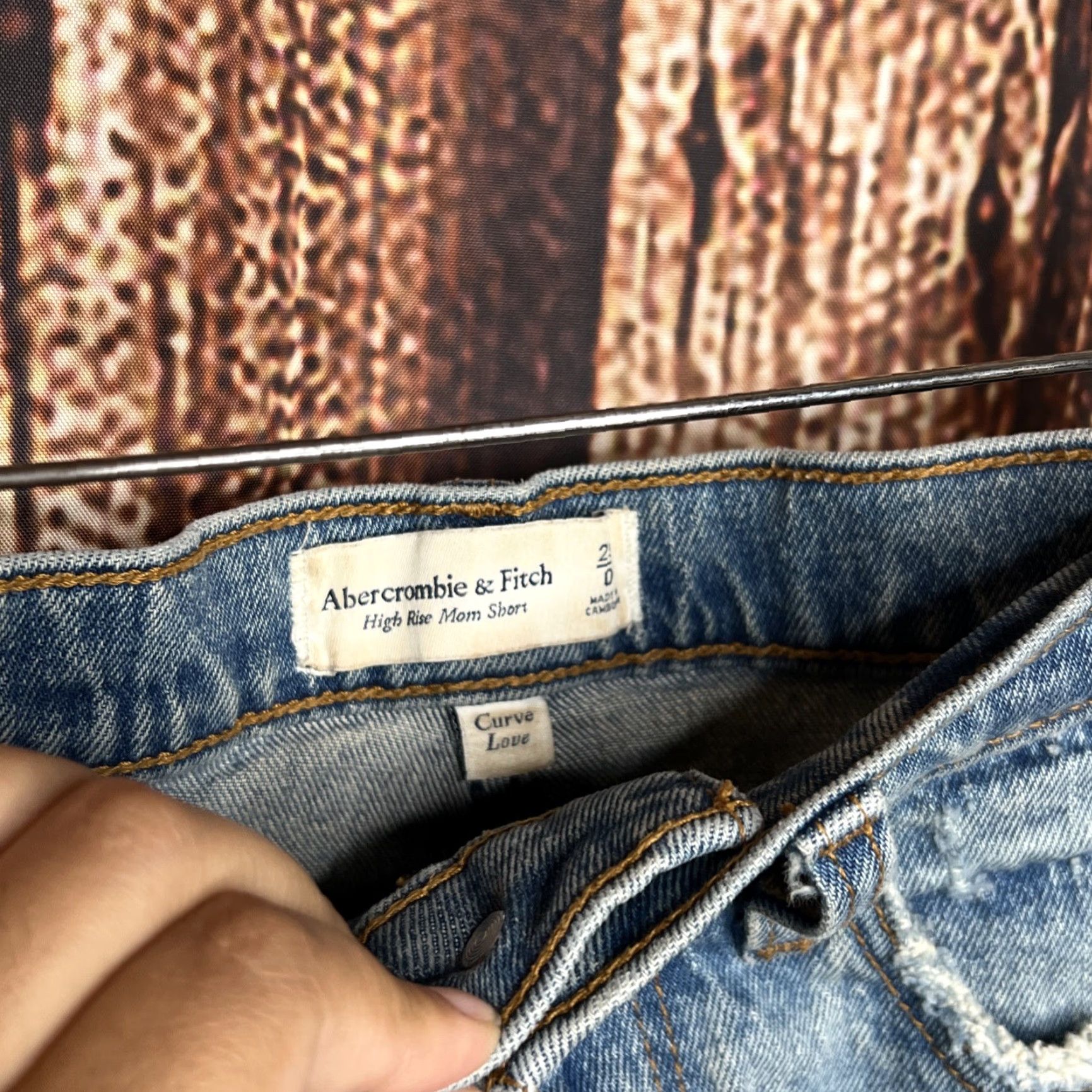 Abercrombie & Fitch Abercrombie & Fitch Shorts Womens 0/25 High Rise Mom Short Distressed Denim Size 25" / US 0 / IT 36 - 2 Thumbnail