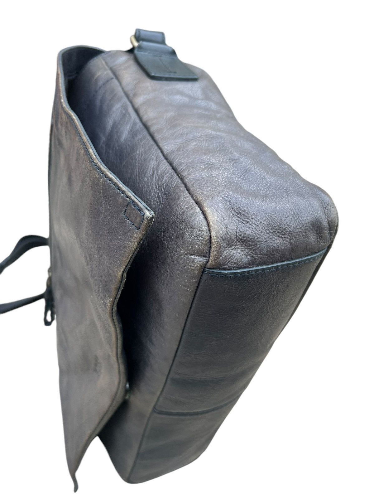 Hugo Boss × Leather Hugo Boss Fade Patina Leather Heavy Messenger Bag Size ONE SIZE - 17 Thumbnail