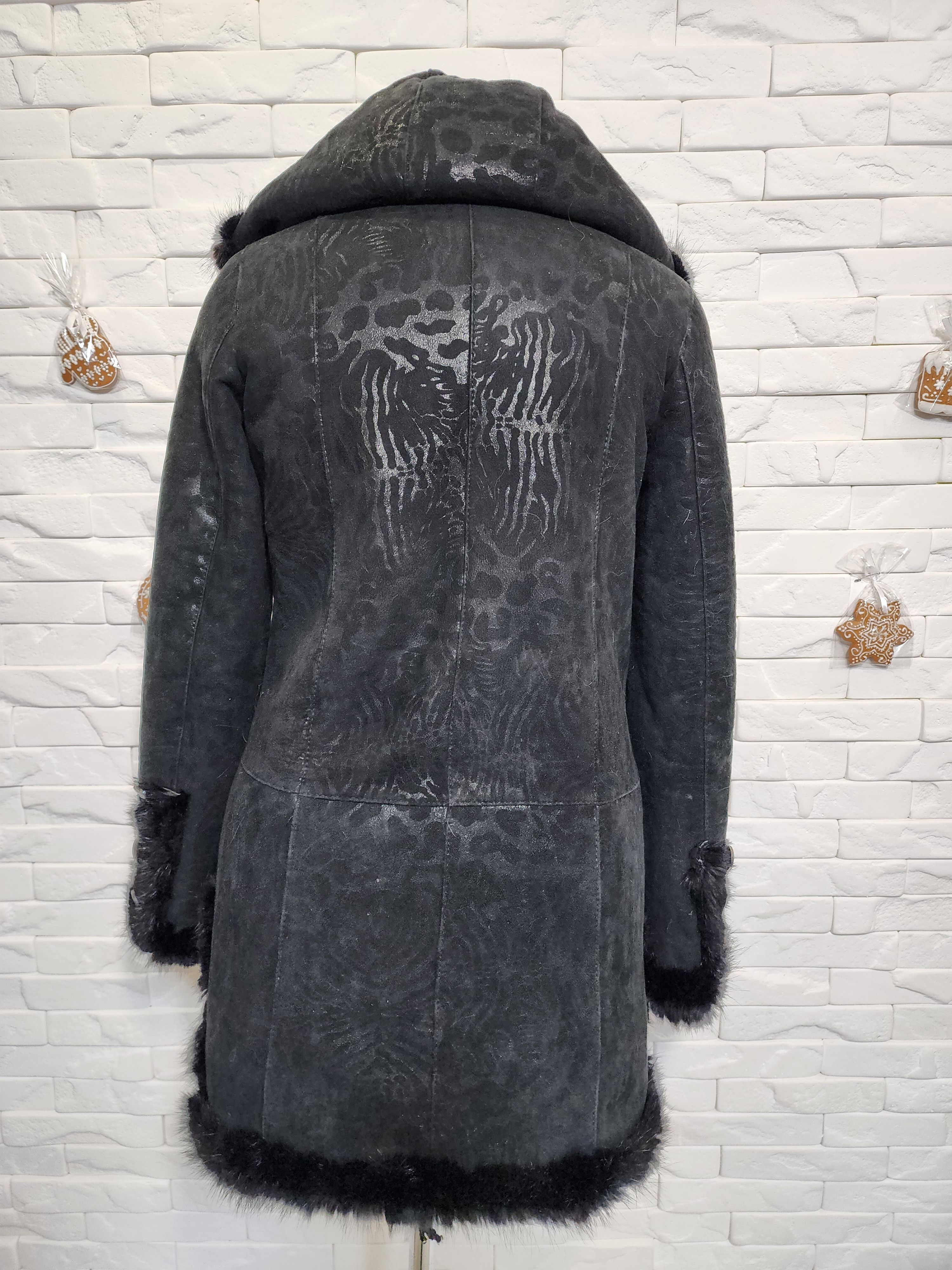 Uniqlo Black Sheepskin Coat: Women's Hooded Fur Coat , Button Front Size M / US 6-8 / IT 42-44 - 4 Thumbnail