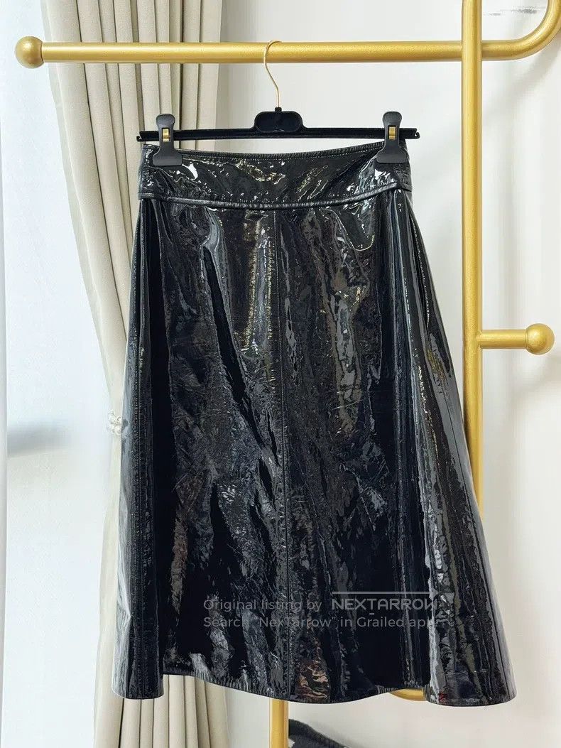 Chanel Chanel 23K black patent leather camelia button half-length Size 42" / US 20 - 3 Thumbnail