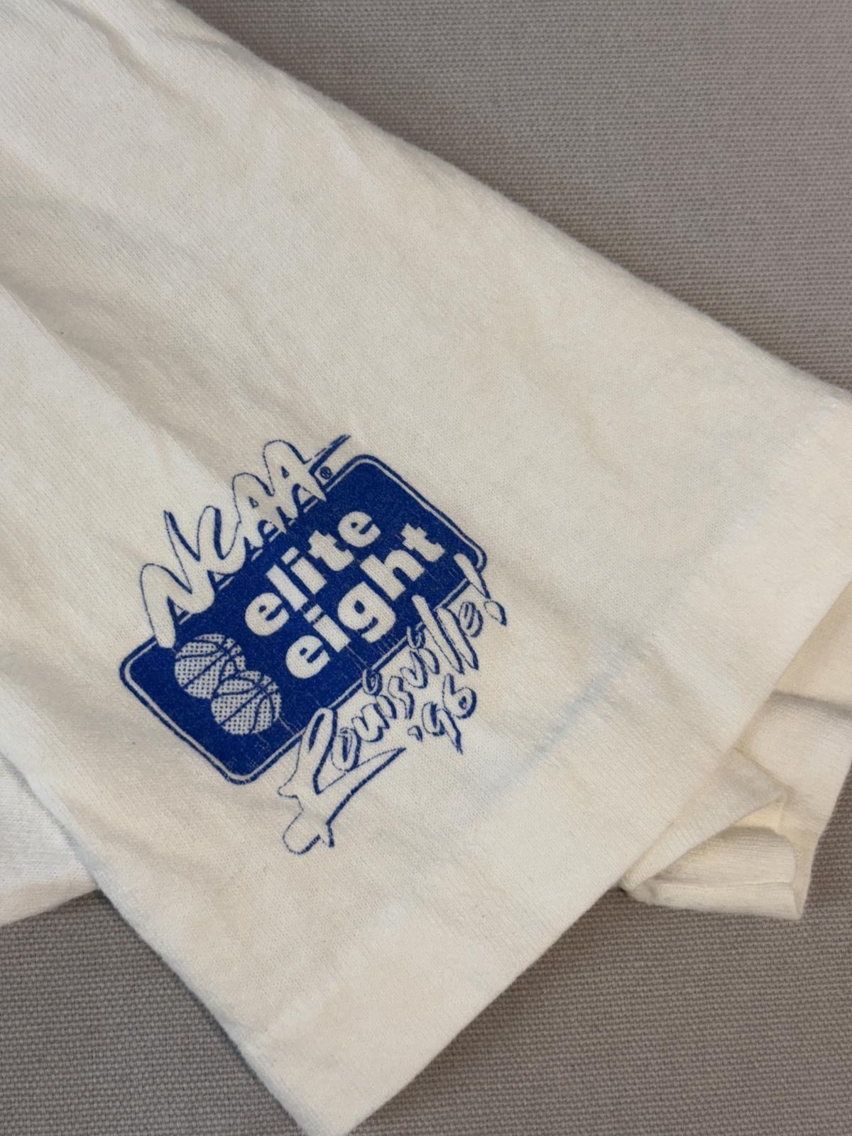 Designer VTG 1996 NCAA Basketball T-shirt March Madness Elite Eight L Size US L / EU 52-54 / 3 - 5 Thumbnail