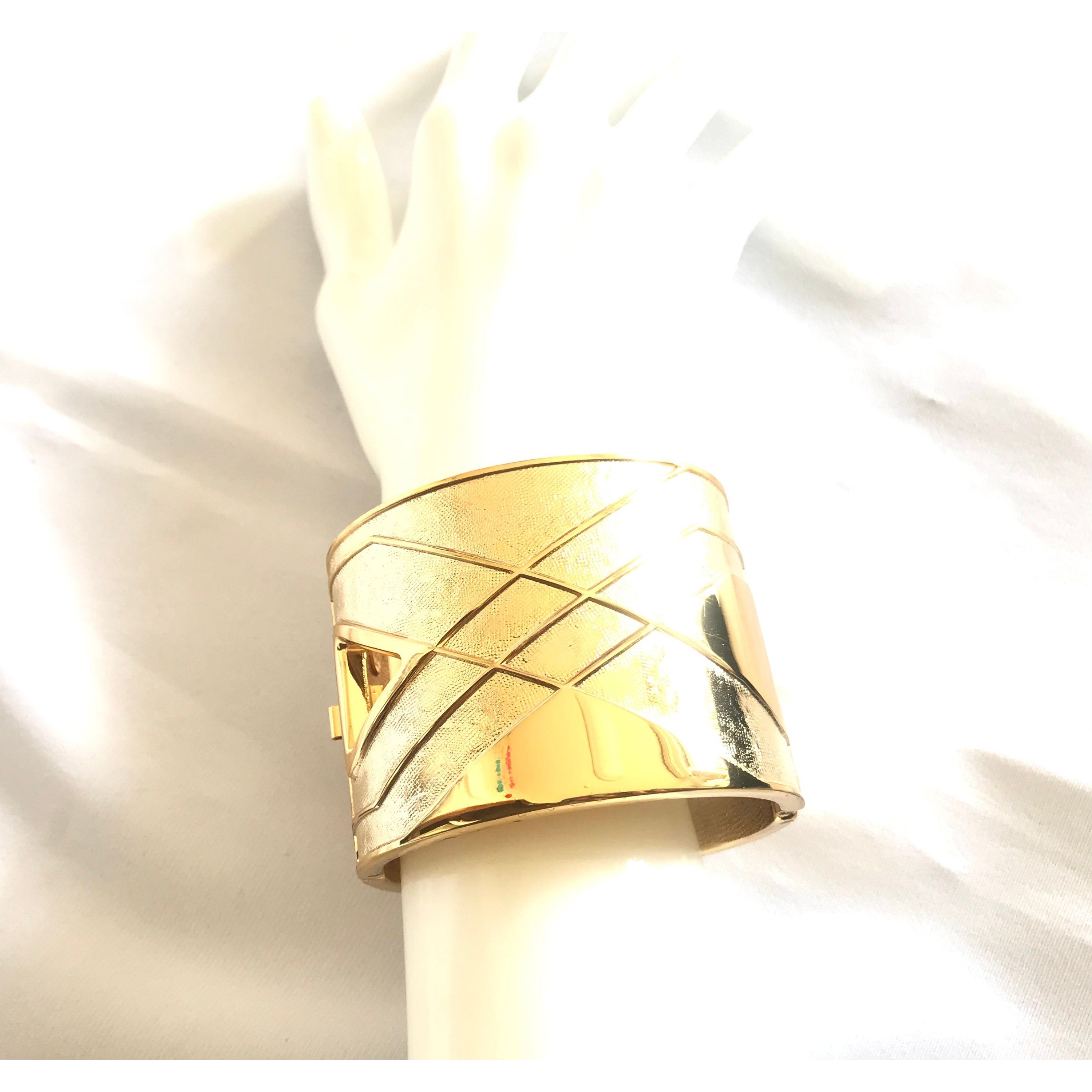 Lanvin Vintage Lanvin golden large bangle with geometric design Size ONE SIZE - 4 Thumbnail