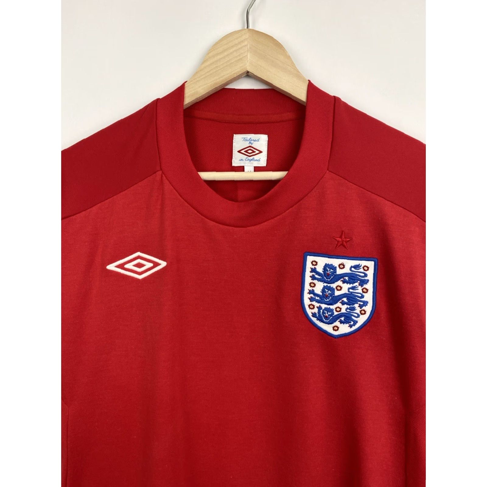 Umbro Umbro England soccer jersey training red L T-Shirt Men Retro 2016 Y2K Size US L / EU 52-54 / 3 - 4 Thumbnail