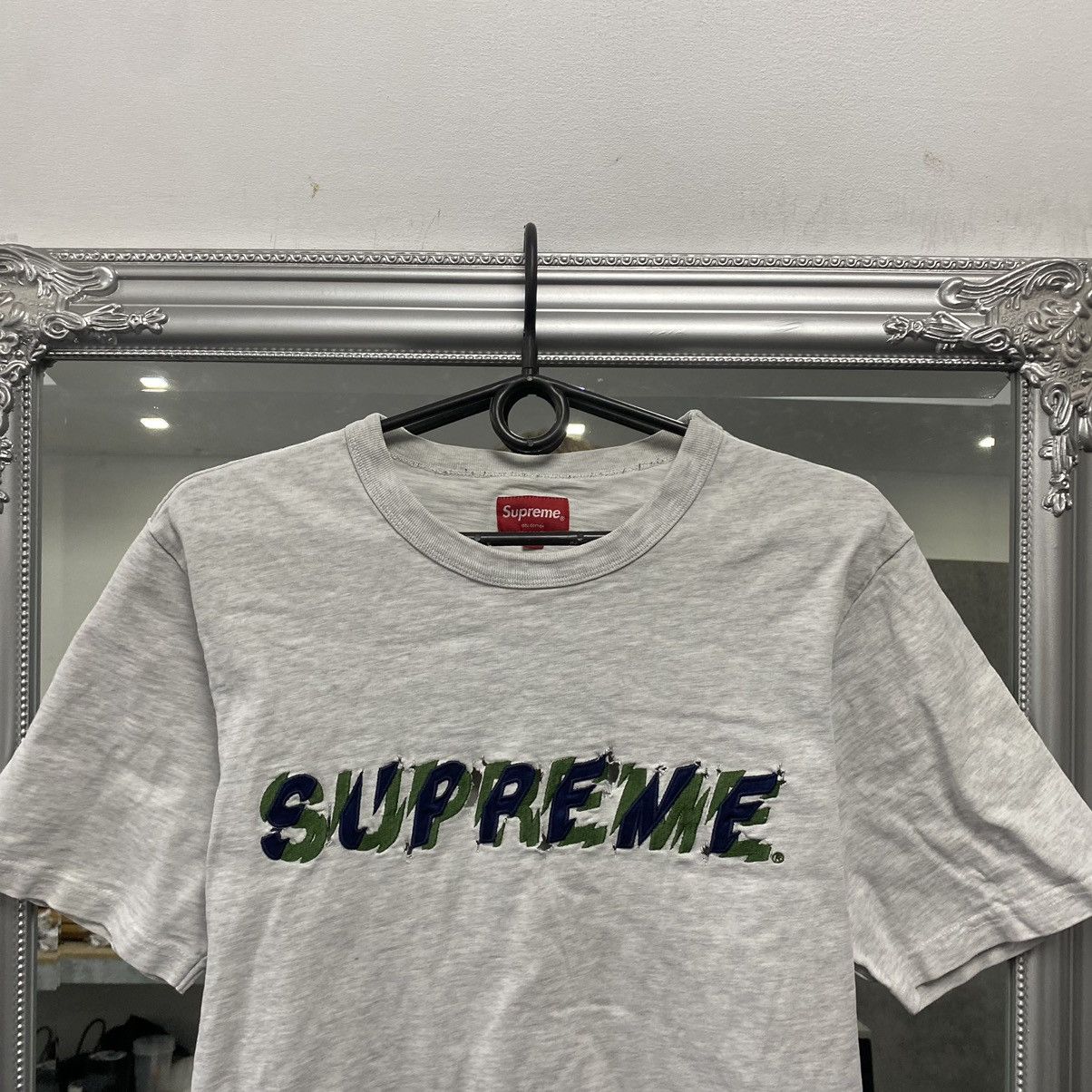 Supreme Supreme T-Shirt torn big logo Size US M / EU 48-50 / 2 - 2 Thumbnail