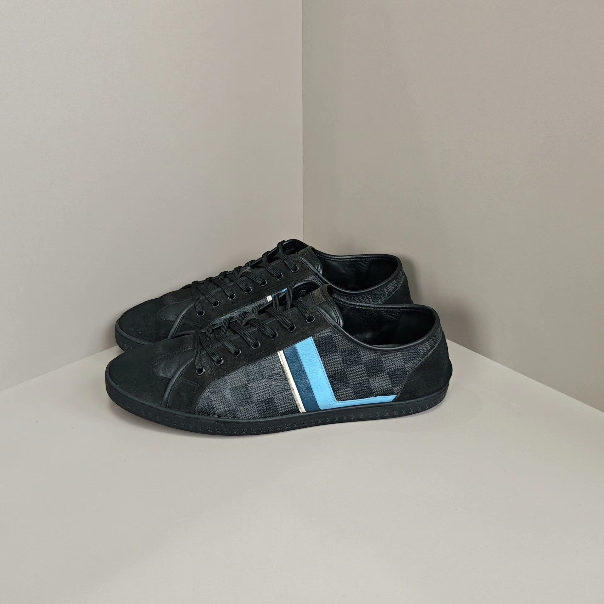 Louis Vuitton Louis Vuitton Checkered Lowtop Sneakers 11 Men Size US 11 / EU 44 - 1 Thumbnail