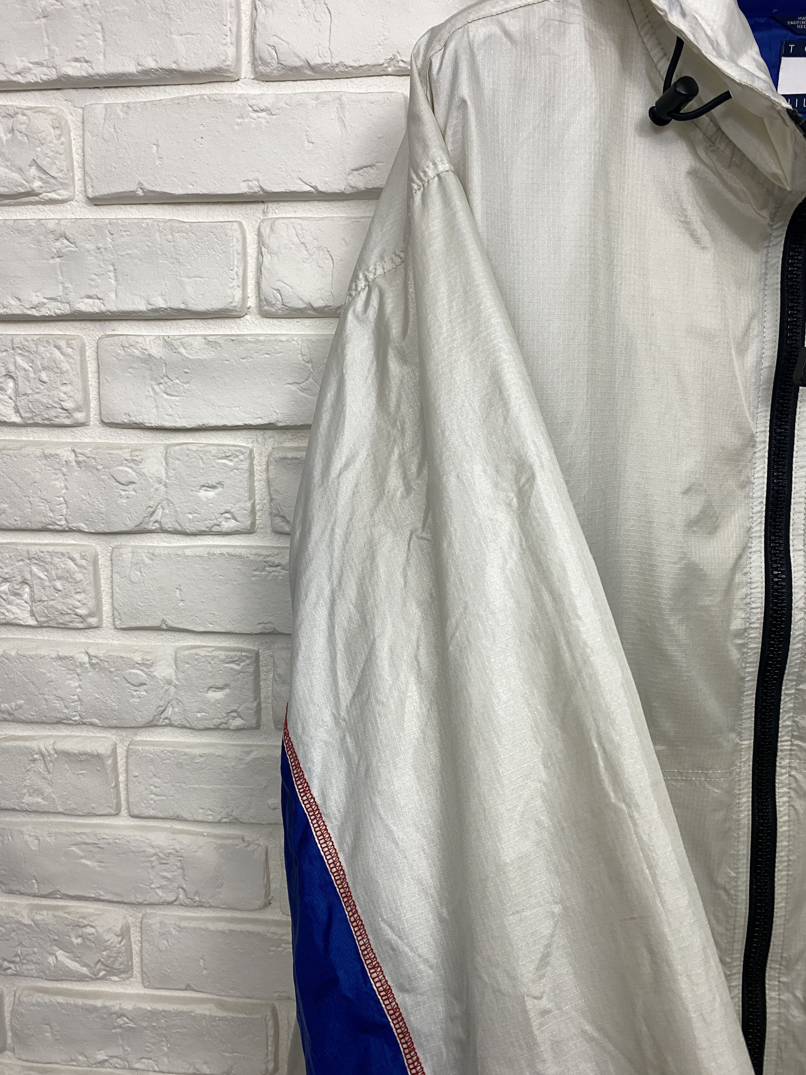 Tommy Hilfiger Tommy Hilfiger Nylon Jacket Hooded Windrunner Logo Size XL Size US XL / EU 56 / 4 - 9 Thumbnail