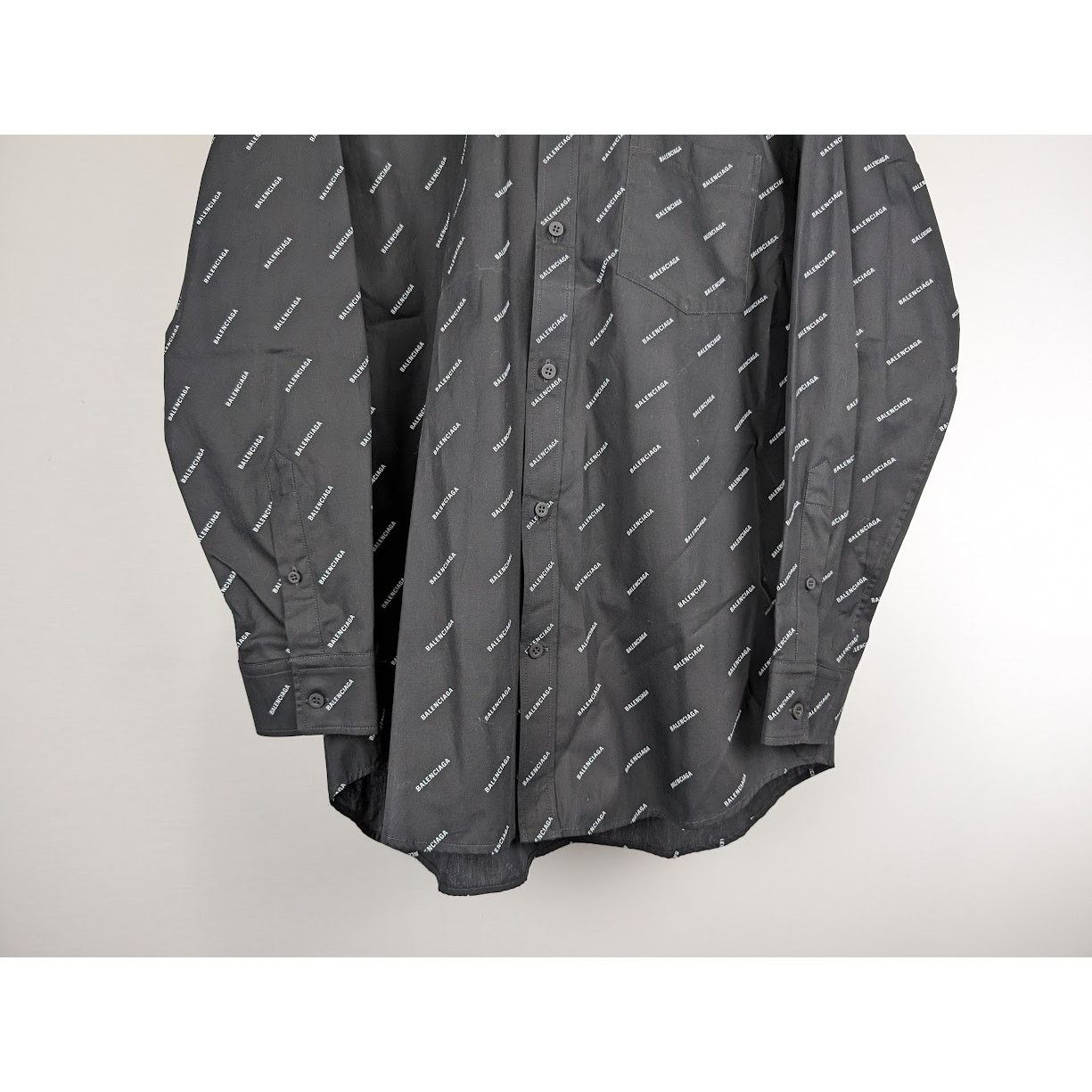 Balenciaga o1rshd1 All Over Logo Print Shirt in Black Size US S / EU 44-46 / 1 - 7 Thumbnail
