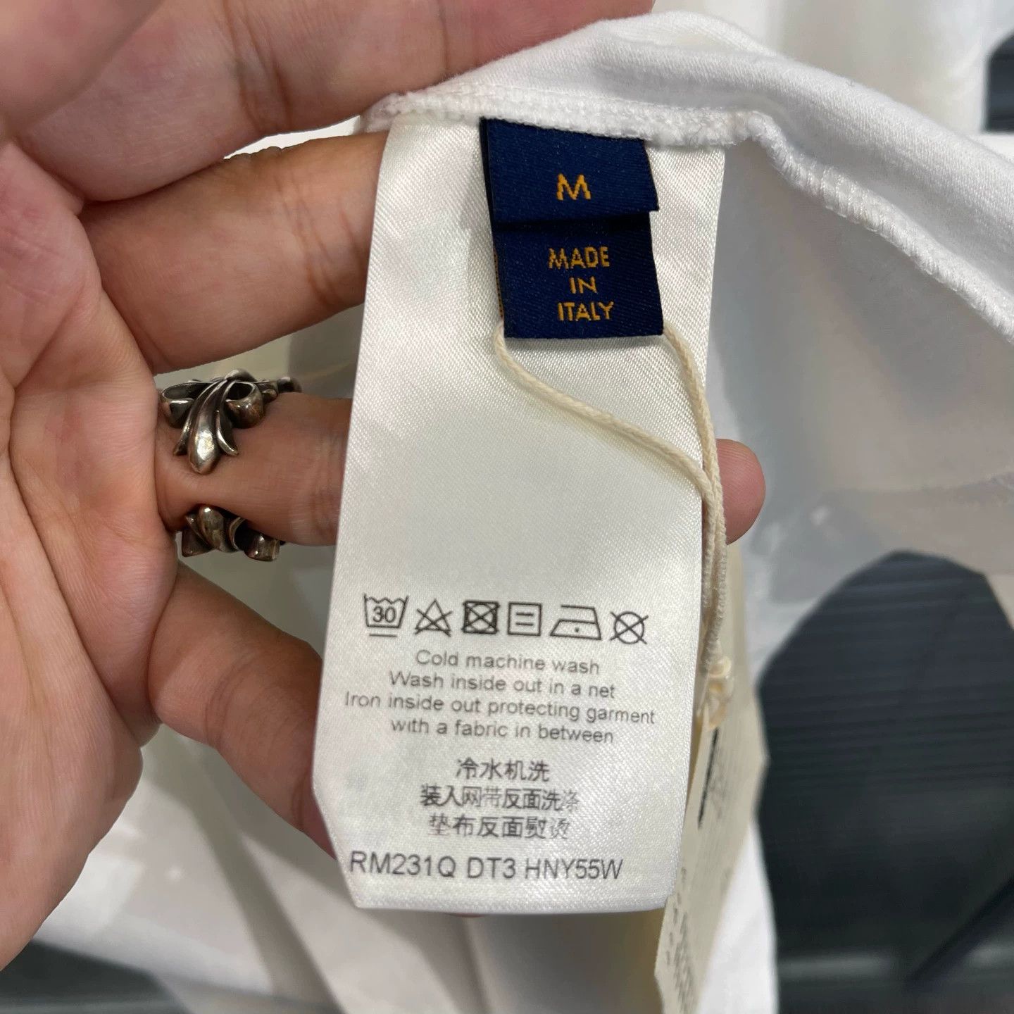 Louis Vuitton LV White Bestseller Embossed Tee M Near New #11613F Size US M / EU 48-50 / 2 - 6 Thumbnail