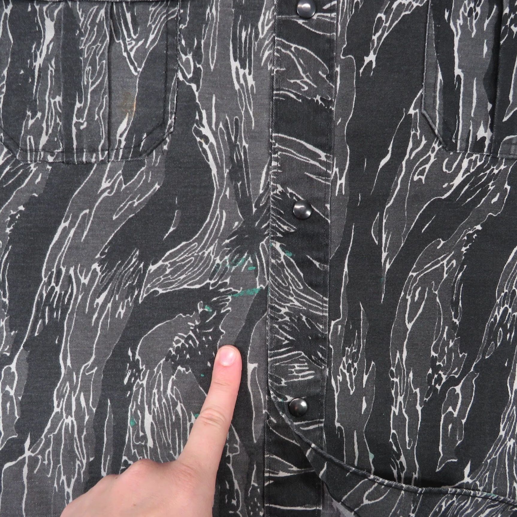 Bass Pro Shops VINTAGE Bass Pro Shirt Mens XL Black Tiger Stripe Shacket Distressed 90s Hunting Size US XL / EU 56 / 4 - 4 Thumbnail