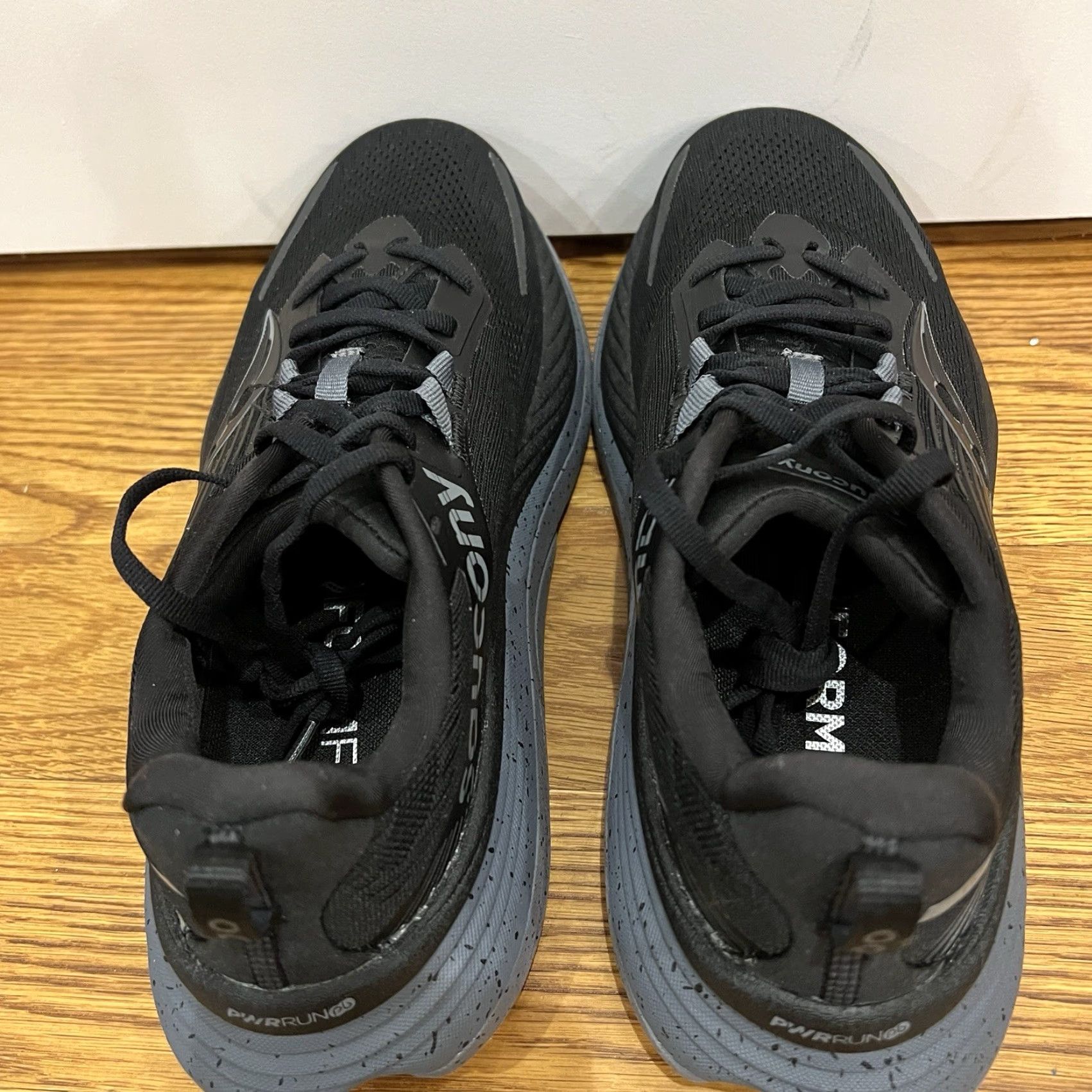 Saucony Hurricane 24 Sneaker Men's Black Low Top 8.5 Shoes Running Cushioned Breathable Rubber Outsole 2024