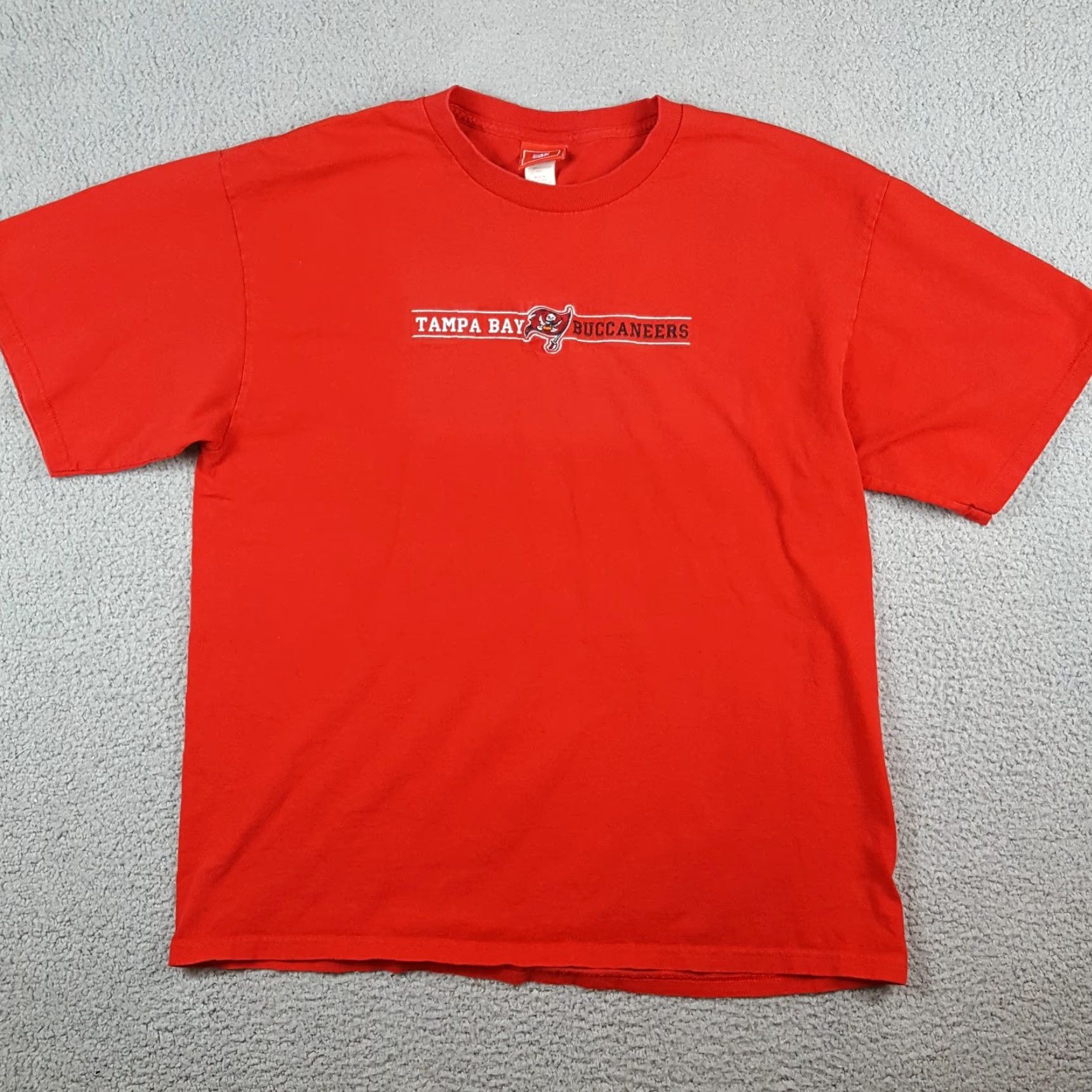 NFL Tampa Bay Buccaneers NFL Football Logo Men's Size XL Vintage T Shirt Red Size US XL / EU 56 / 4 - 2 Thumbnail