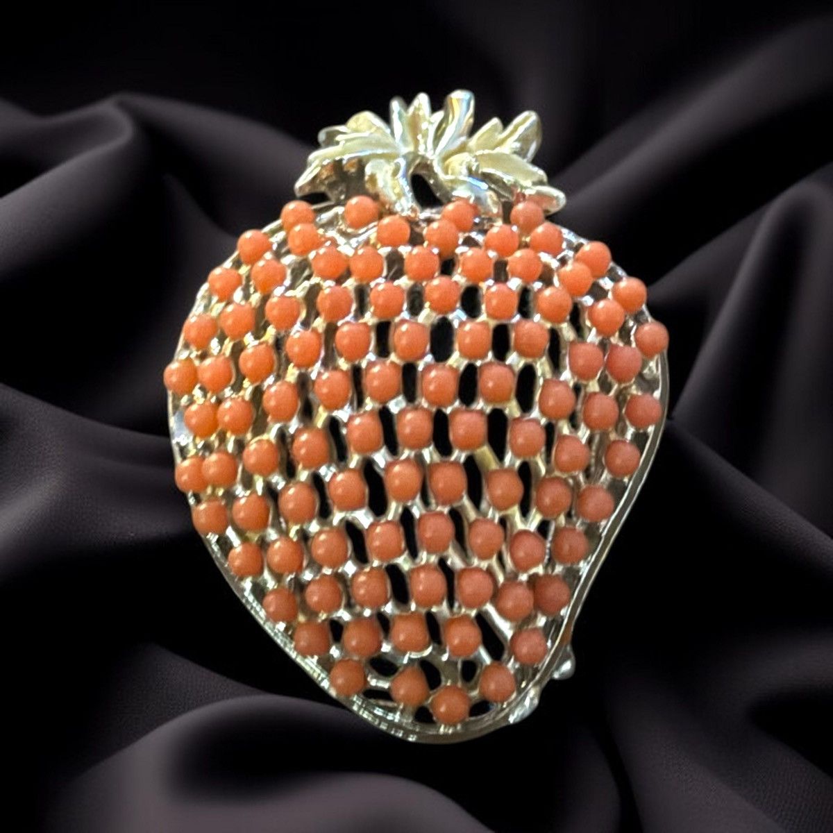 Vintage Vintage gold tone coral cabochon stones strawberry brooch Size ONE SIZE - 1 Thumbnail
