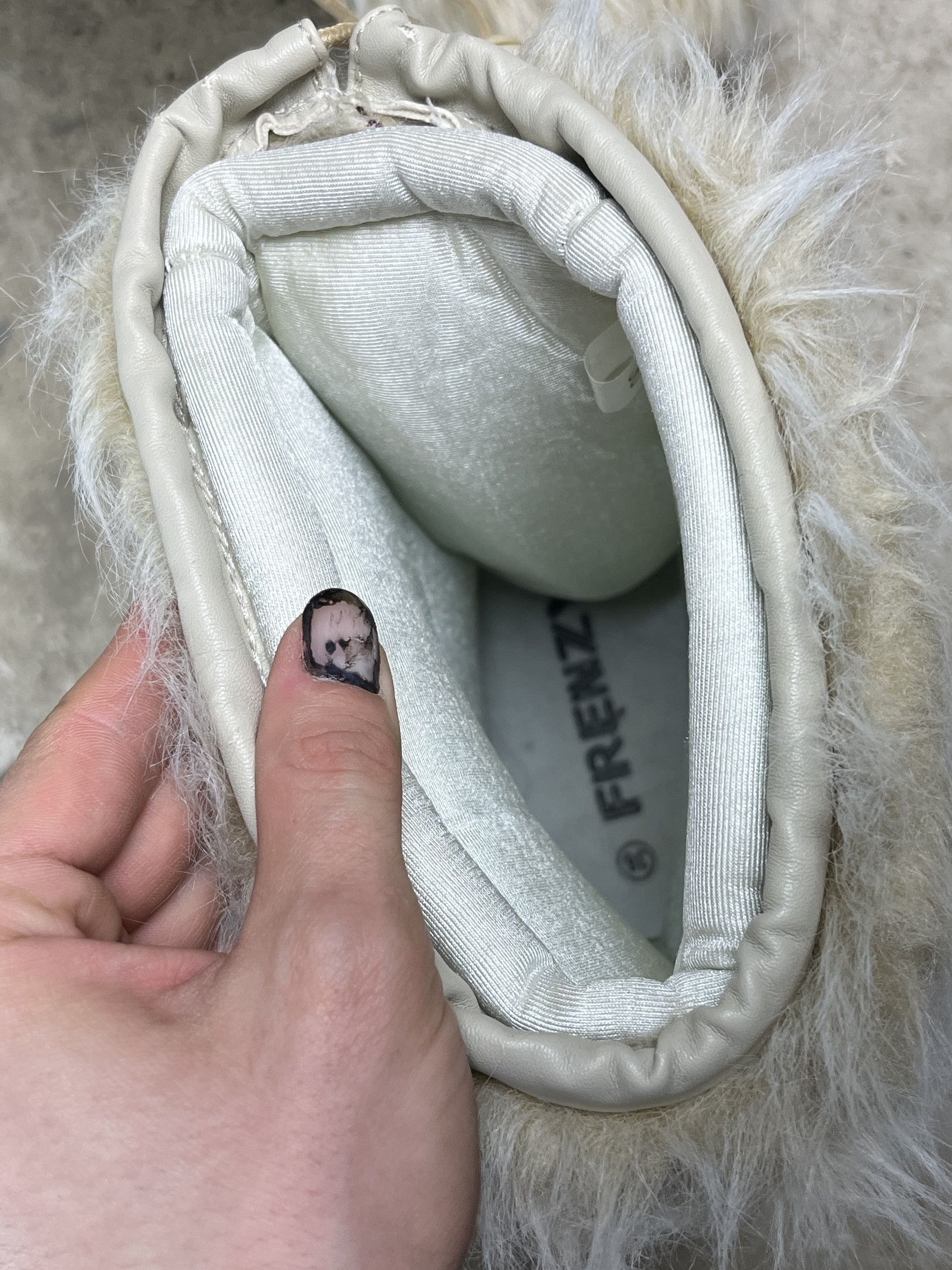 Vintage 2000s FAUX FUR FLUFFY APRES-SKI MOON BOOTS CREAM - № 5100 Size US 6 / EU 39 - 7 Thumbnail