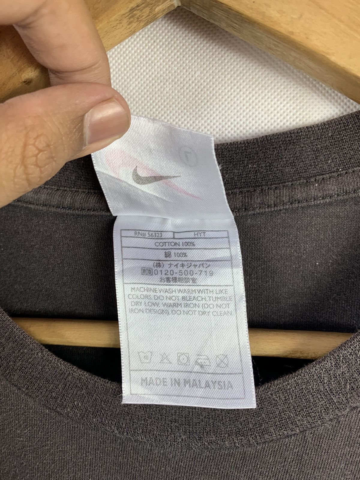 Nike Steals! Vintage Y2K Nike Small Swoosh Tee Size US L / EU 52-54 / 3 - 8 Thumbnail