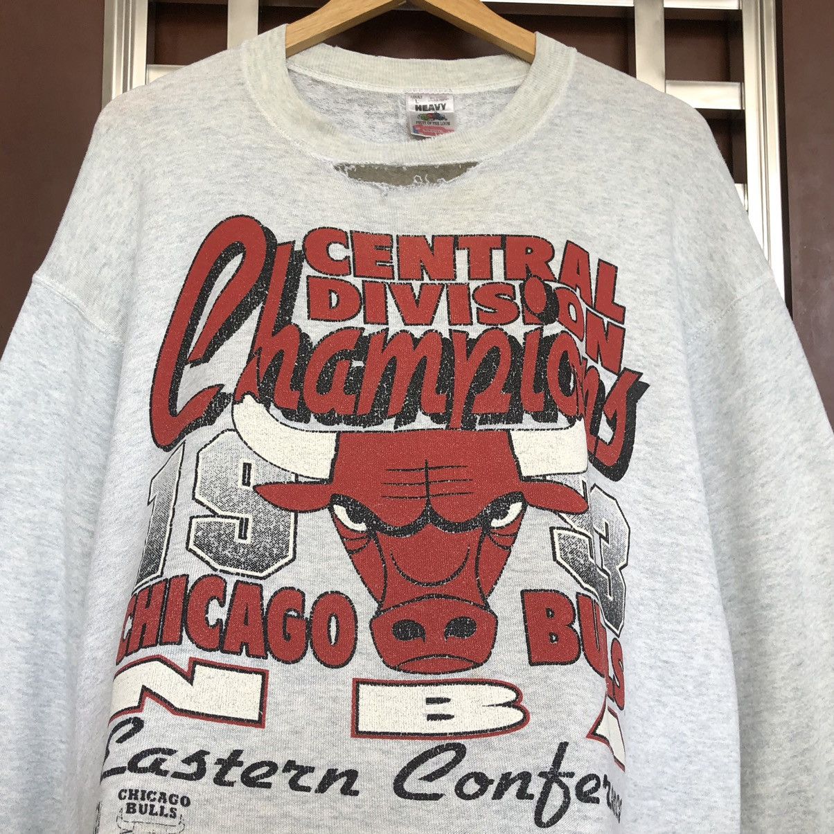 Vintage 👹Vintage 90s THRASHED Chicago Bulls NBA Champion Crewneck Size US L / EU 52-54 / 3 - 2 Thumbnail