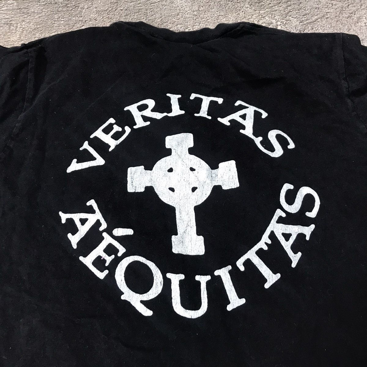 Band Tees VINTAGE Y2K VERITAS AEQUITAS TWO GANGSTERS STREETWEAR Size US M / EU 48-50 / 2 - 5 Thumbnail