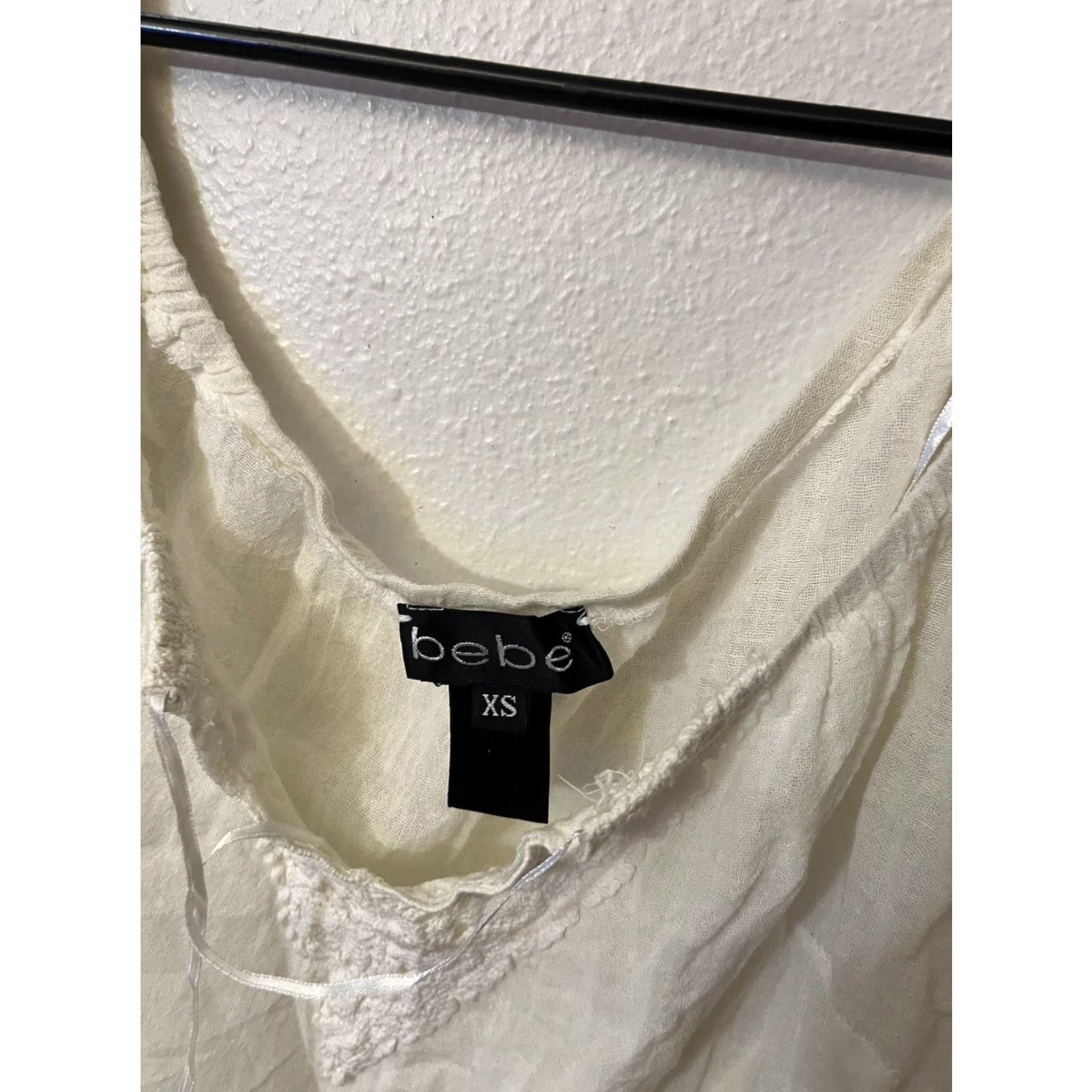 Bebe Bebe Women's Long Sleeve Pullover Shirt XS V-Neck Solid White Casual Top Size XS / US 0-2 / IT 36-38 - 2 Thumbnail