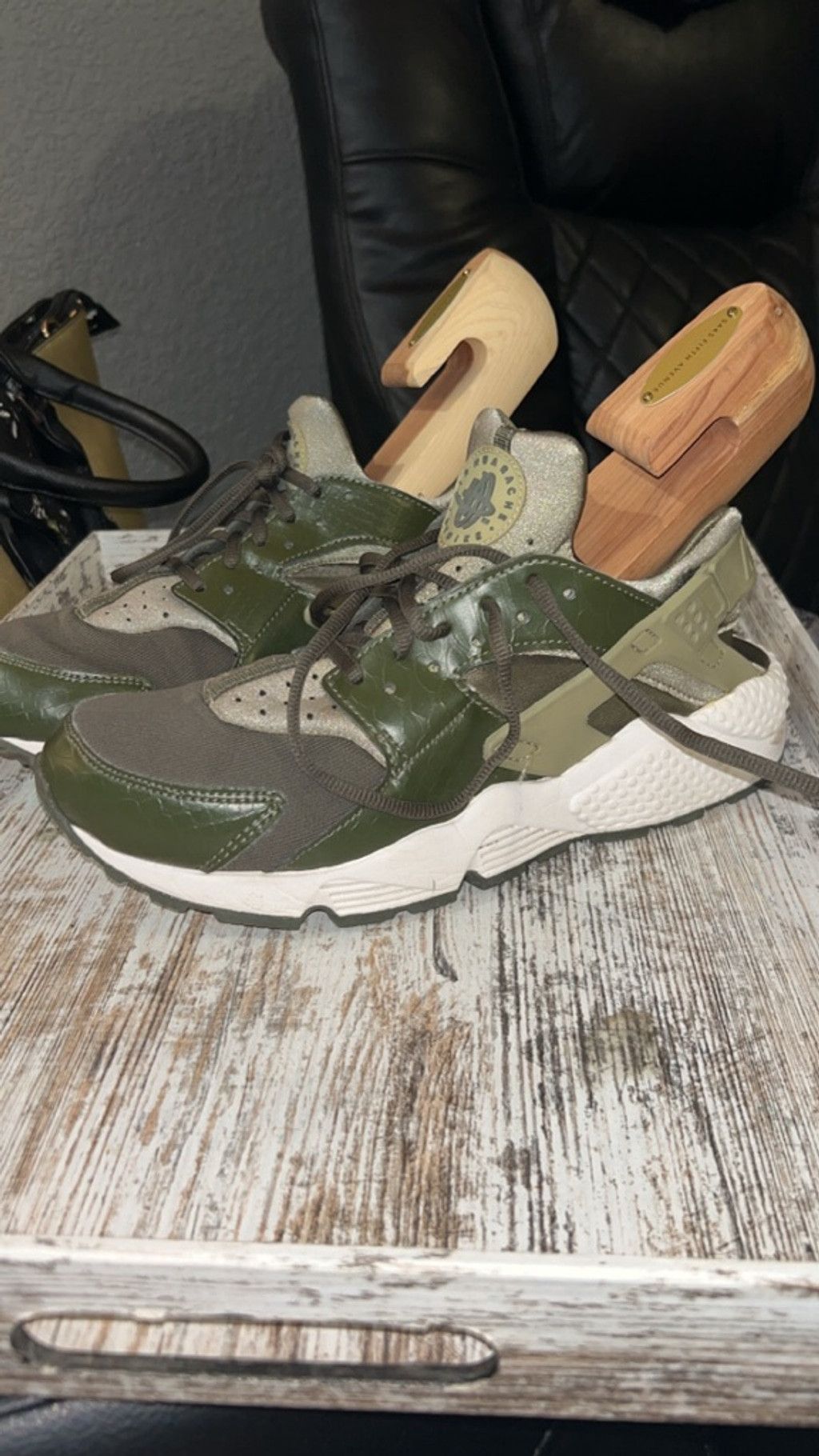 Nike Men's Nike Huarache Sneakers Size 10 Green White Size US 10 / EU 43 - 1 Thumbnail