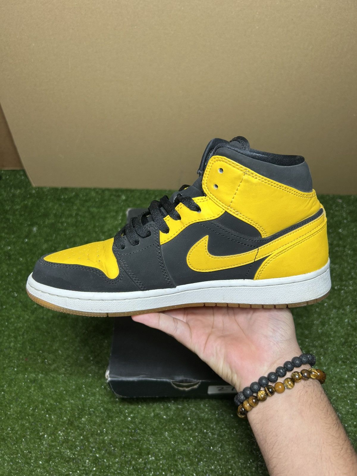 Jordan Brand Jordan 1 Mid New Love 2017 Size US 8.5 / EU 41-42 - 8 Thumbnail