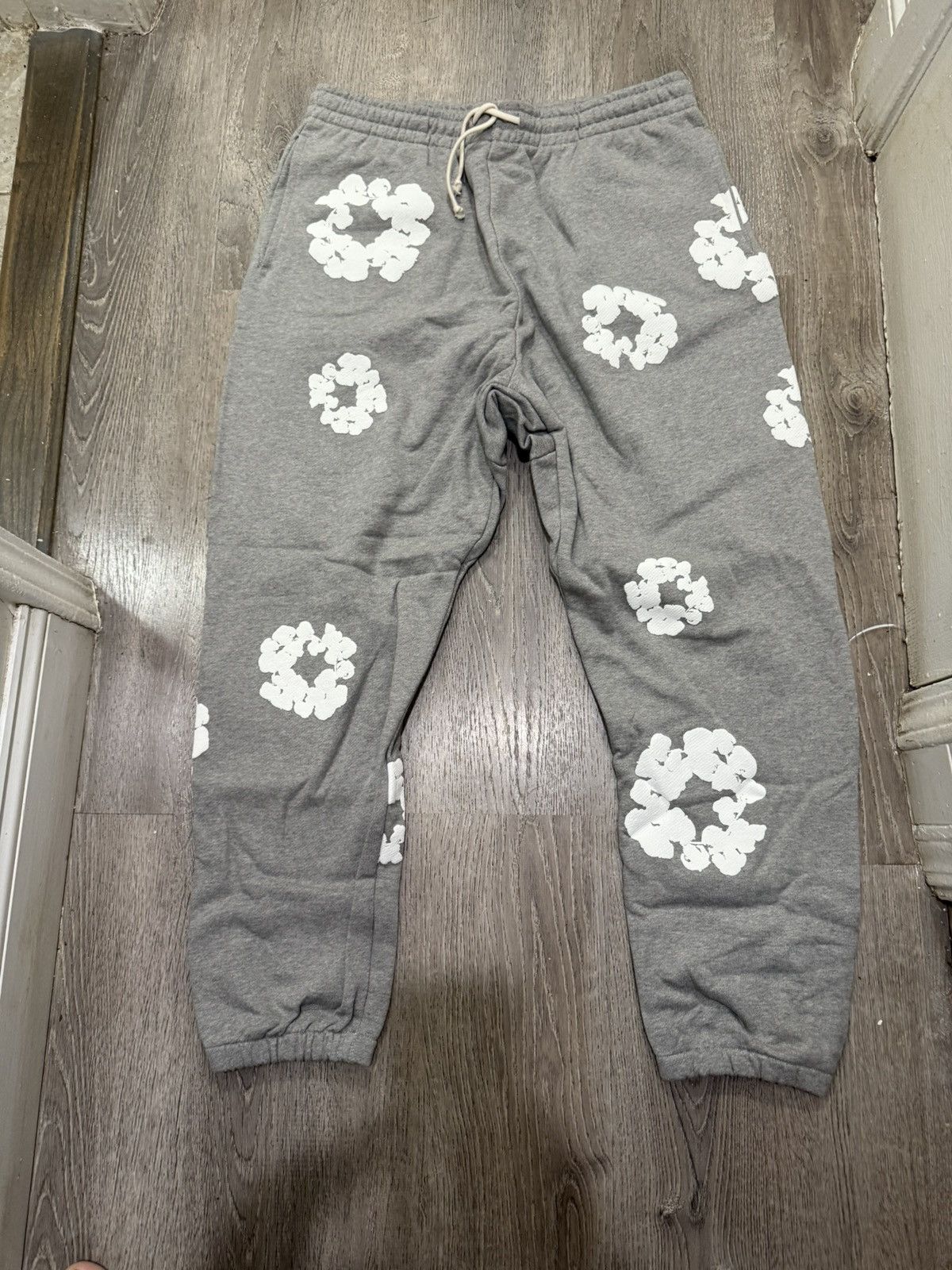 DENIM TEARS Denim Tears Wreath Sweatpants Size XXL Size US 38 / EU 54 - 1 Thumbnail