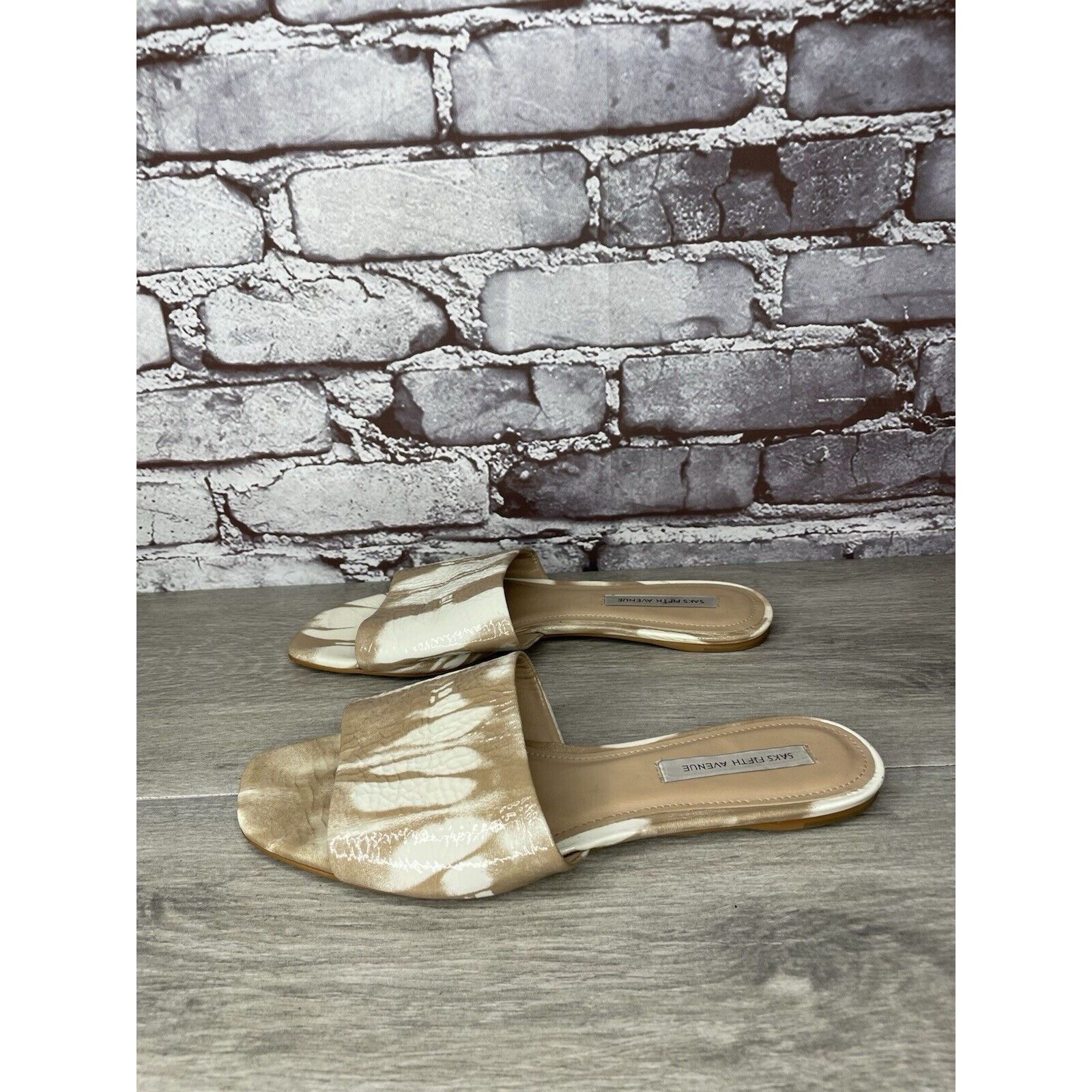 Saks Fifth Avenue Saks Fifth Avenue White Tan Patent Leather Slides Open Toe F Size US 9 / IT 39 - 11 Thumbnail