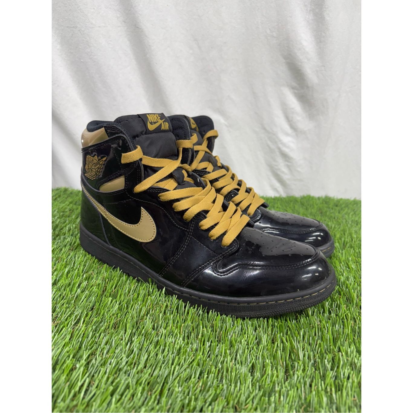 Jordan Brand Size 14 CLEAN Nike Air Jordan 1 Retro High OG Black/Metallic Size US 14 / EU 47 - 1 Thumbnail