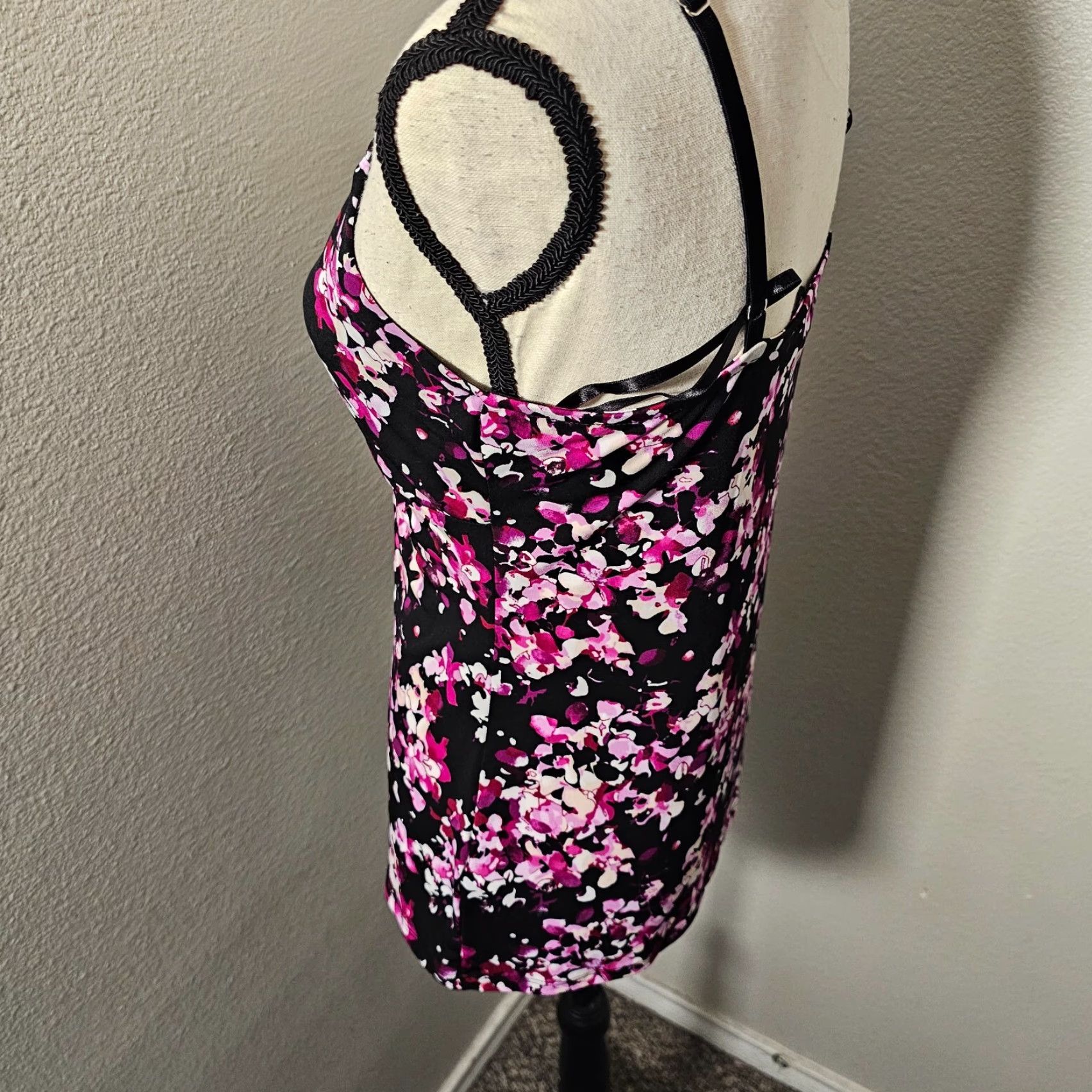 White House Black Market White House Black Market Flower Tank Top Size Medium Black Ruched Chest Size M / US 6-8 / IT 42-44 - 3 Thumbnail