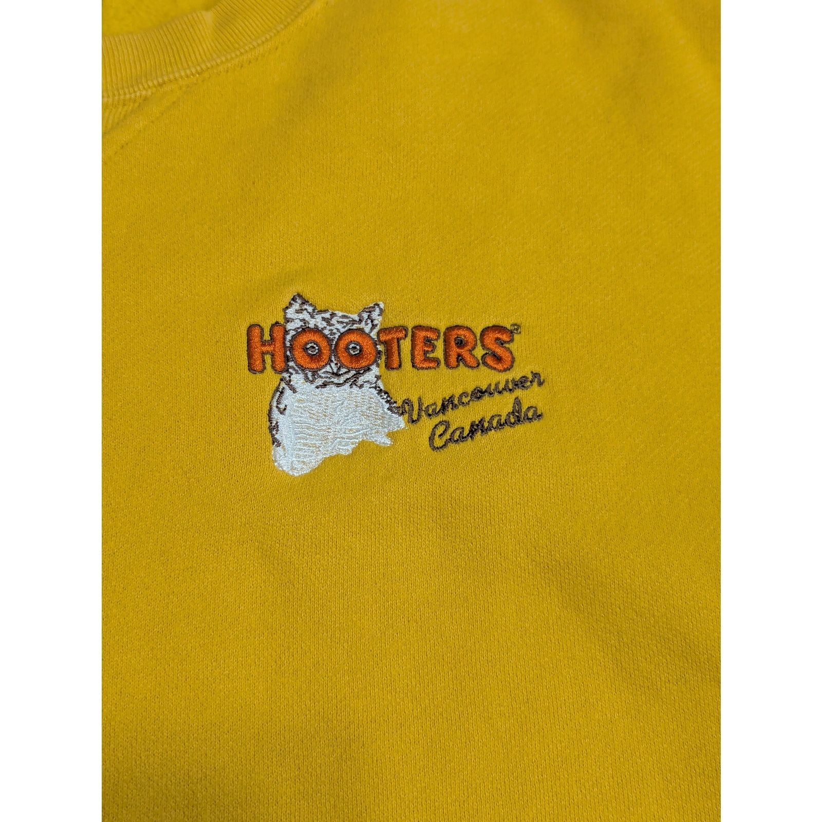 Vintage Vintage Hooters Vancouver Canada Pullover Sweatshirt Yellow Size US L / EU 52-54 / 3 - 5 Thumbnail