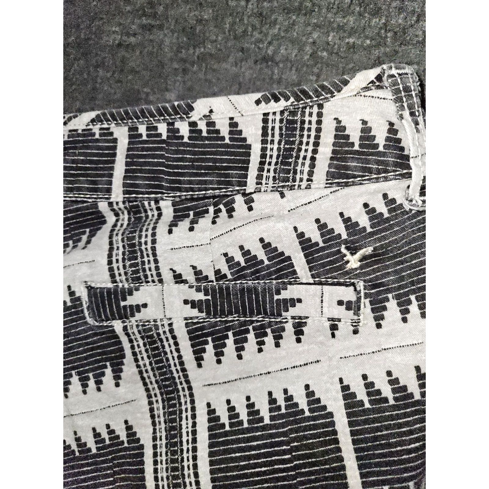 American Eagle Outfitters VINTAGE American Eagle Midi Shorts Women 8 Black Gray Aztec Cuffed Low Rise Slim Stretch Pockets Mens Womens Girls? Size 30" / US 8 / IT 44 - 8 Thumbnail