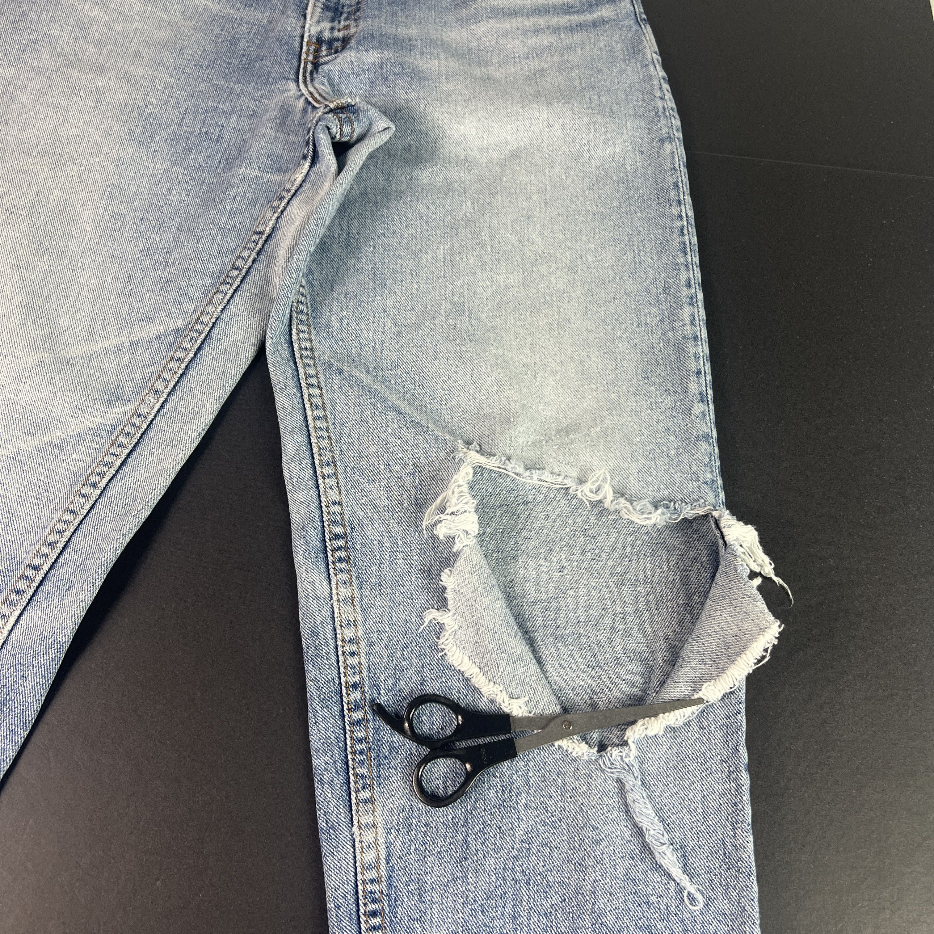 Levi's VTG 90s Levi's Jean 550 Relaxed Tapered Blue Thrashed Denim Size US 31 - 2 Thumbnail