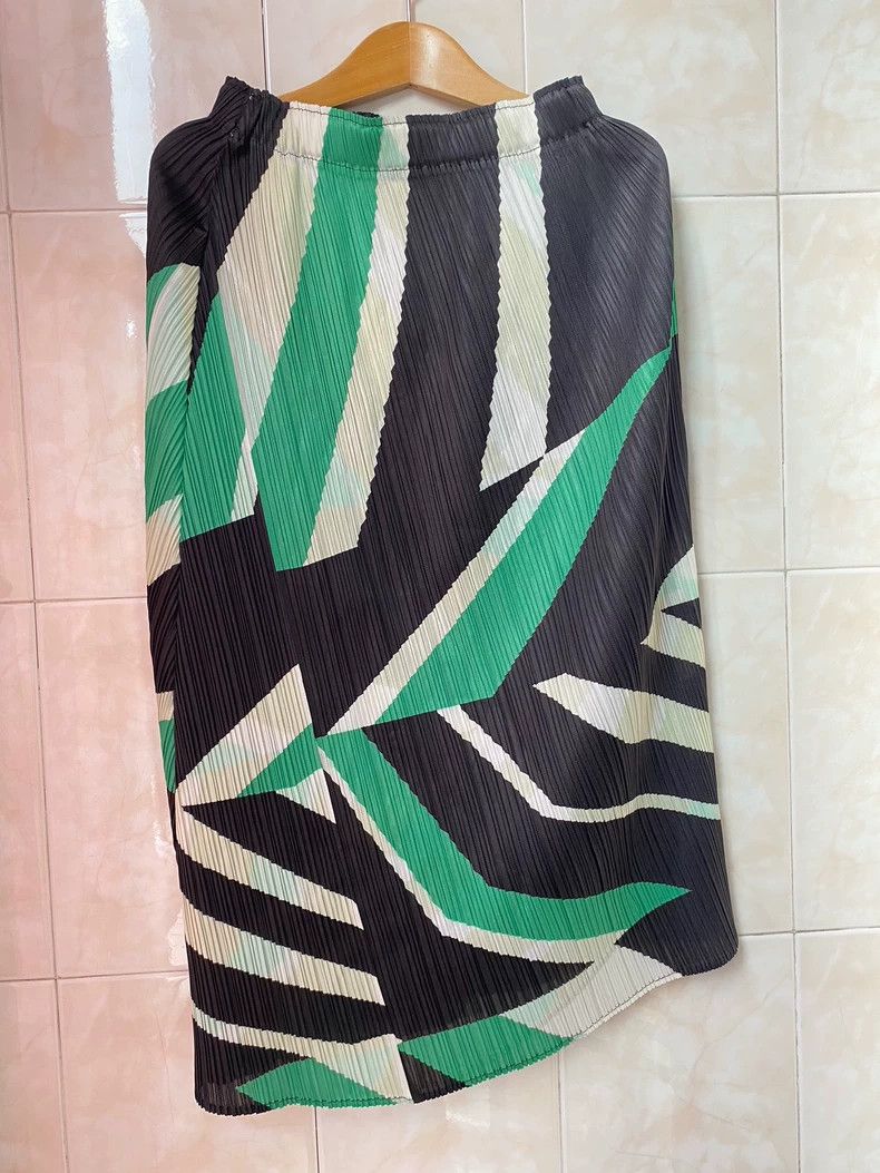 Issey Miyake Issey Miyake size:3 Black and green pleated skirt Size 31" - 1 Thumbnail