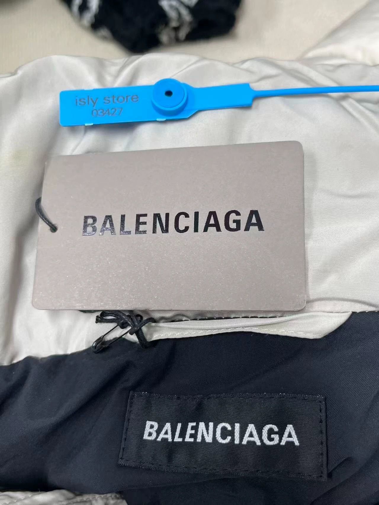 Balenciaga Balenciaga women's solid color puff collar down jacket Size M / US 6-8 / IT 42-44 - 4 Thumbnail