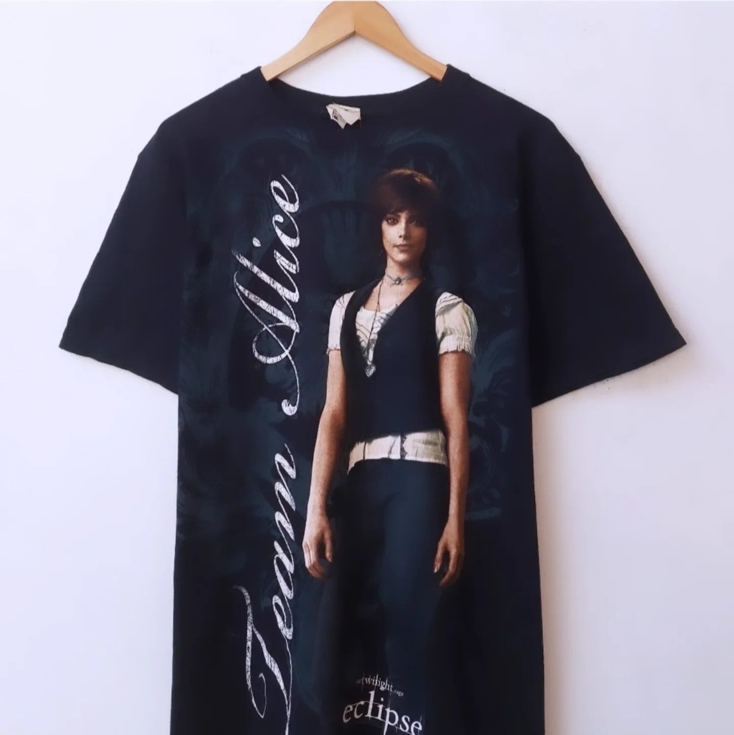Vintage 2010 TWILIGHT Saga Eclipse Team Alice Tshirt Size US M / EU 48-50 / 2 - 2 Thumbnail