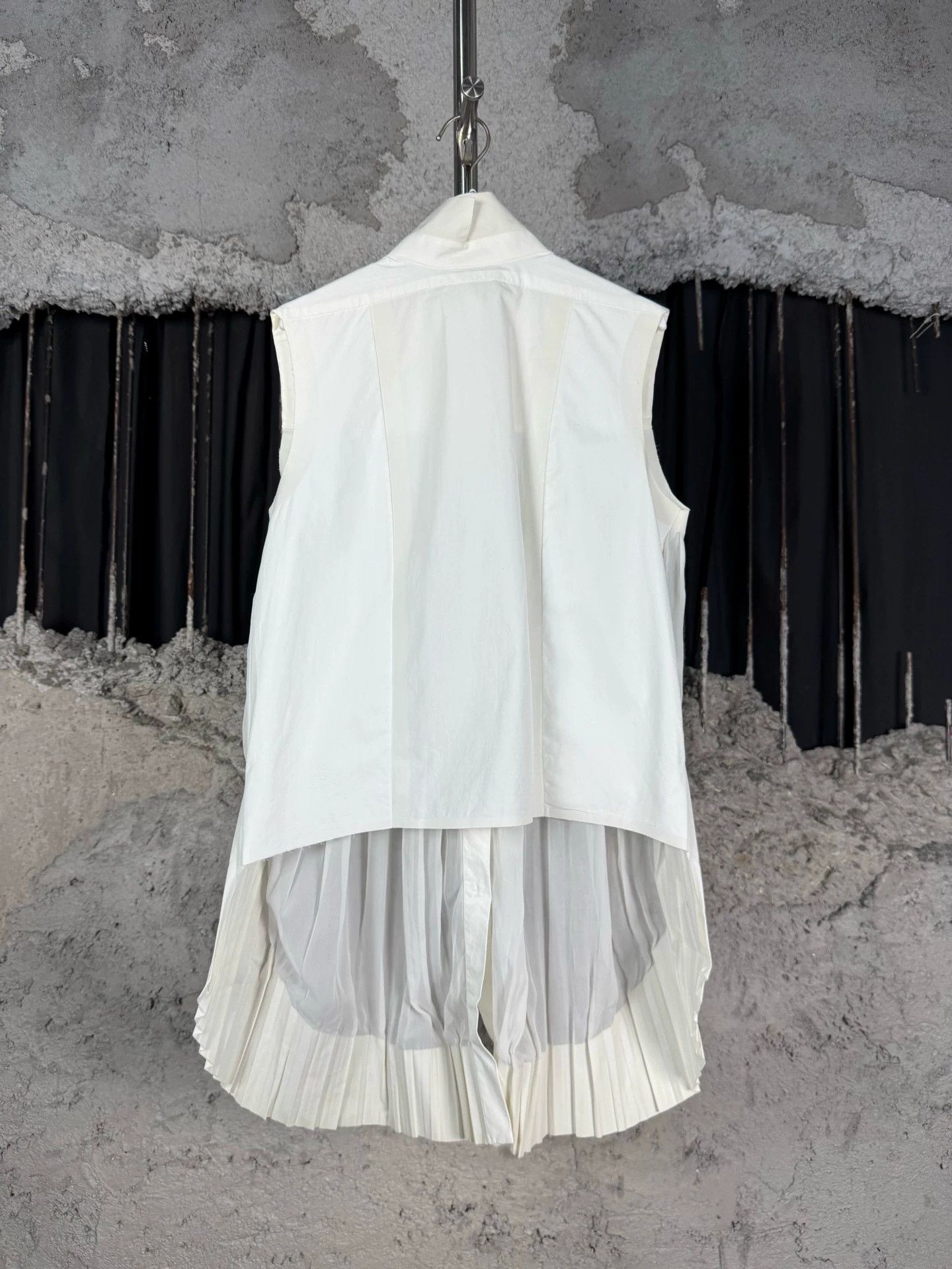 Celine Celine Women's Sleeveless Pleated Top 36 Like New Size XS / US 0-2 / IT 36-38 - 2 Thumbnail