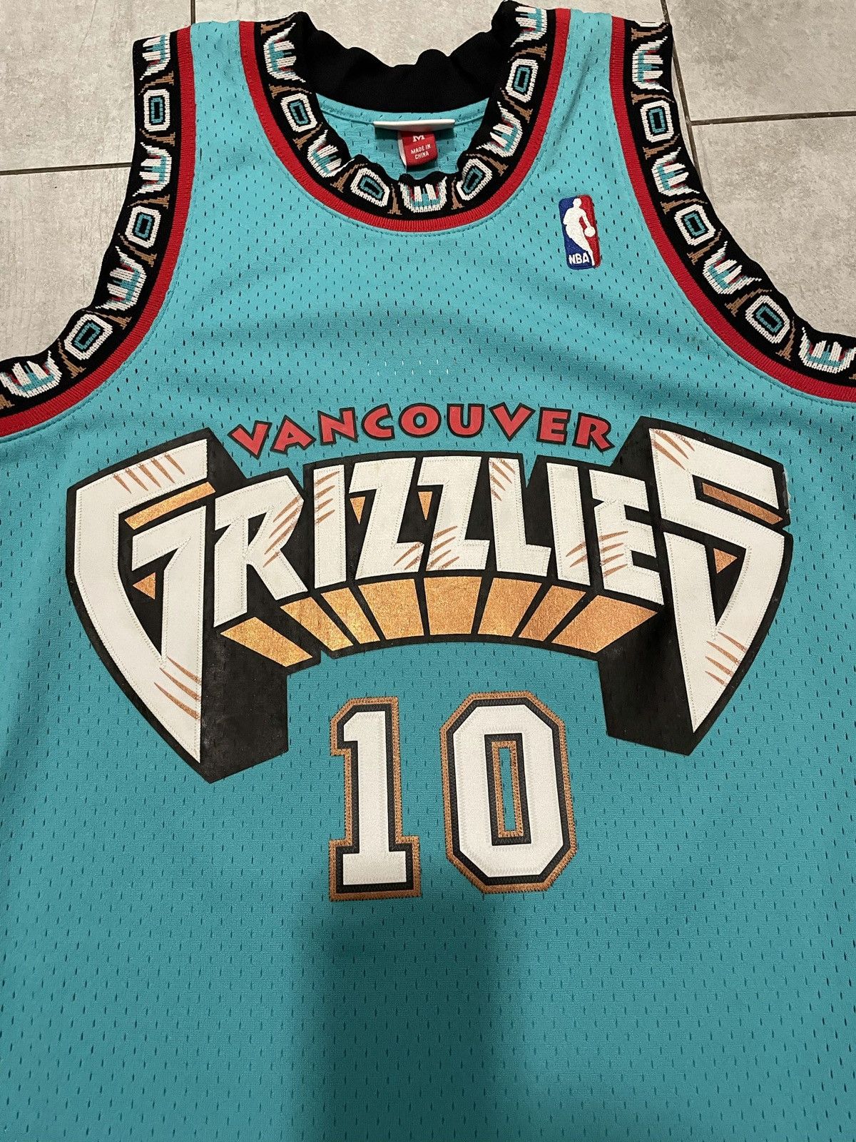 Mitchell & Ness Mitchell & Ness Vancouver Grizzlies Mike Bibby jersey Size US M / EU 48-50 / 2 - 2 Thumbnail