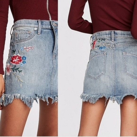Express NWT Express Floral Embroidered Denim Mini Skirt $59 Size 25" / US 0 / IT 36 - 1 Thumbnail