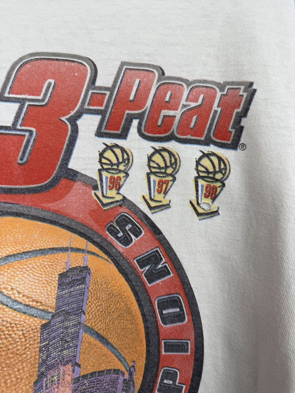 Starter 🇺🇸 Vintage 1998 Chicago Bulls Repeat 3 Peat Starter T-Shir Size US XXL / EU 58 / 5 - 8 Thumbnail