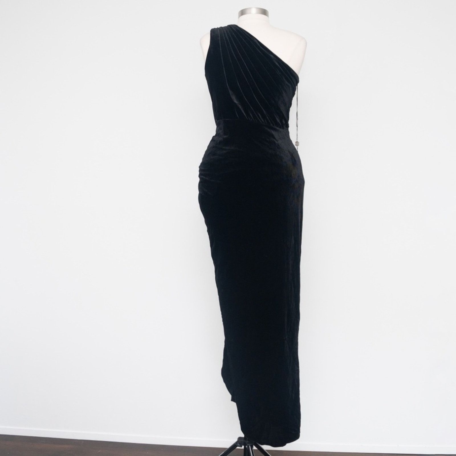 Tadashi Shoji Tadashi Shoji. Velvet Draped One-Shoulder Gown. Size L / US 10 / IT 46 - 2 Thumbnail