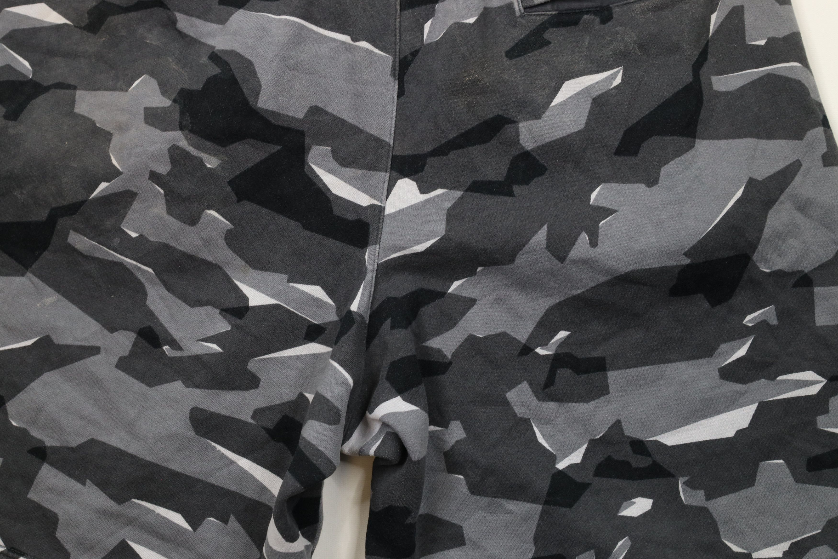 Nike × Vintage Vintage Nike Spell Out Camouflage Sweatpants Shorts Size US 38 / EU 54 - 12 Thumbnail