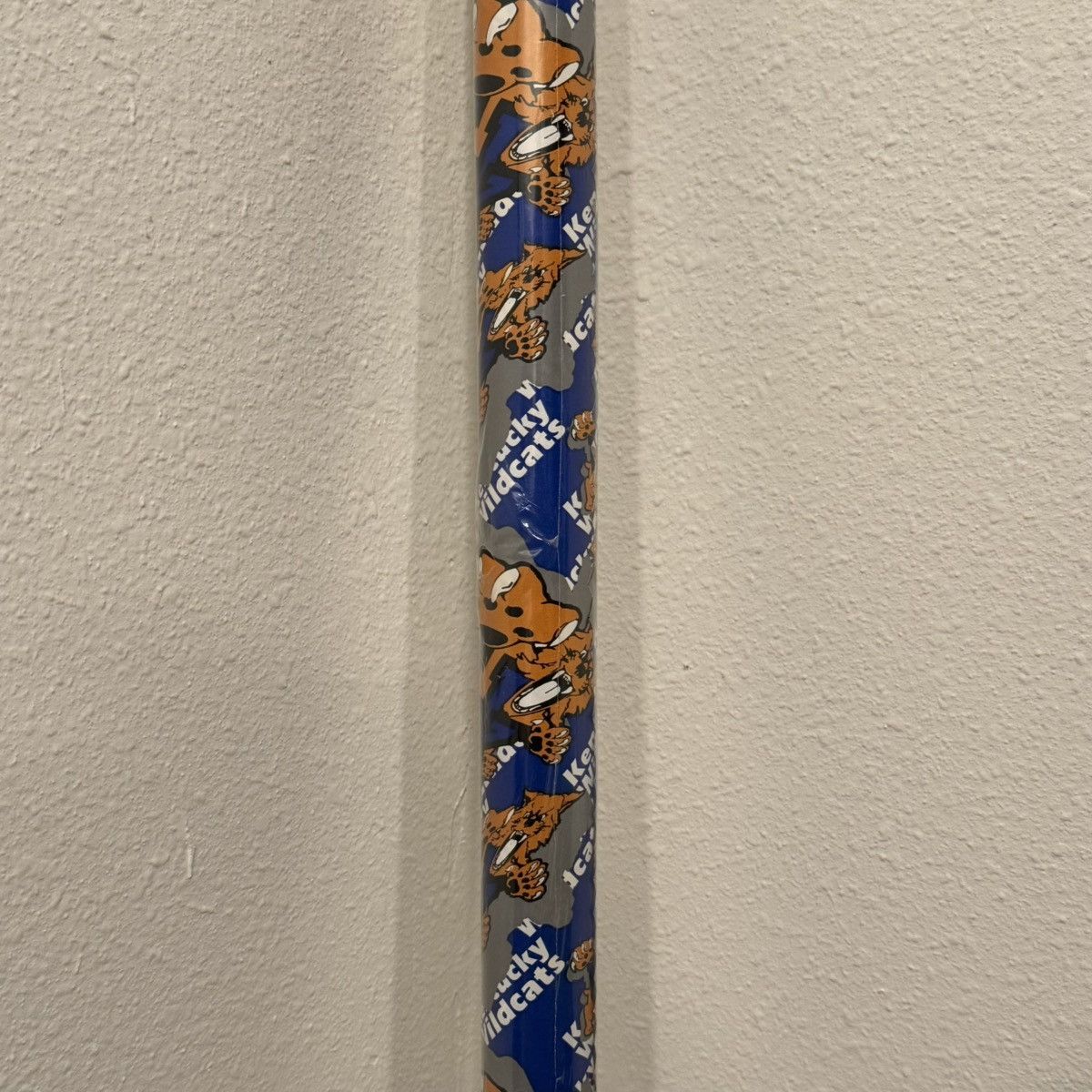 NCAA × Vintage University Of Kentucky Wrapping Paper 30”x5” (12.5 SQ. FT.) Size ONE SIZE - 6 Thumbnail