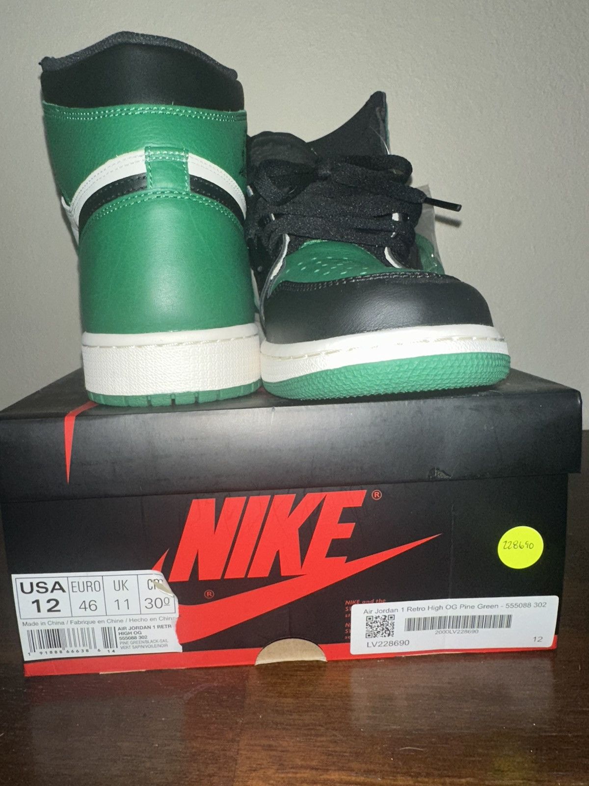 Nike AIR JORDAN 1 RETRO HIGH PINE GREEN Size US 12 / EU 45 - 5 Thumbnail