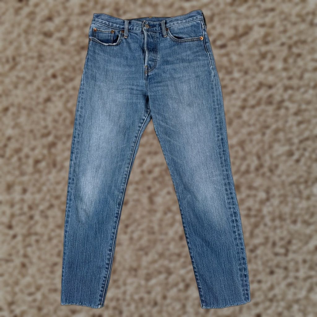 Levi's Women's Tapered Jeans 29 White Denim Casual Slimming Stretch Medium Wash 2010s Fall Spring Summer
