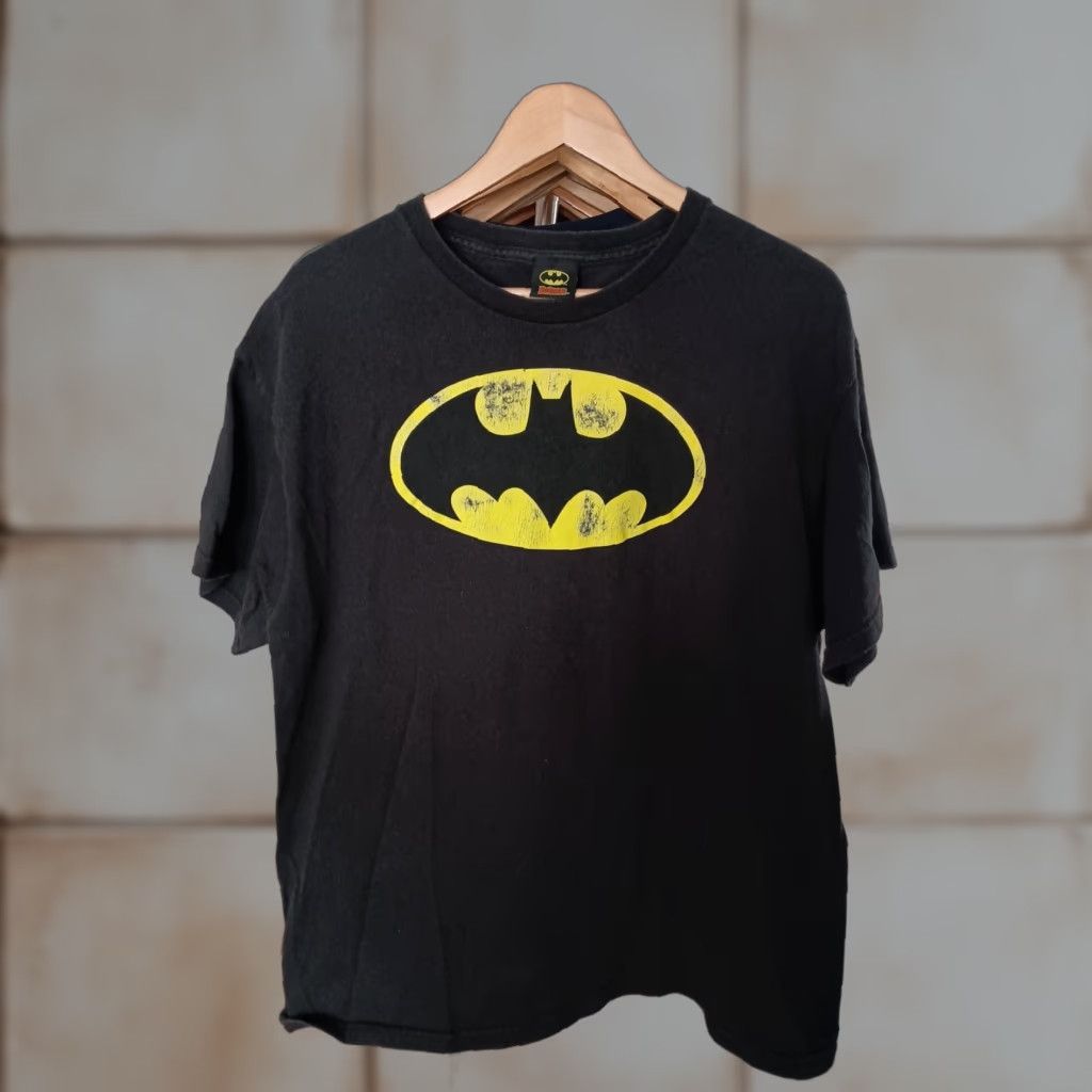 VINTAGE Batman T-shirt DC Comics Men Regular L Black Distressed Logo 2013 Bat Tag Size L Mens Shirt