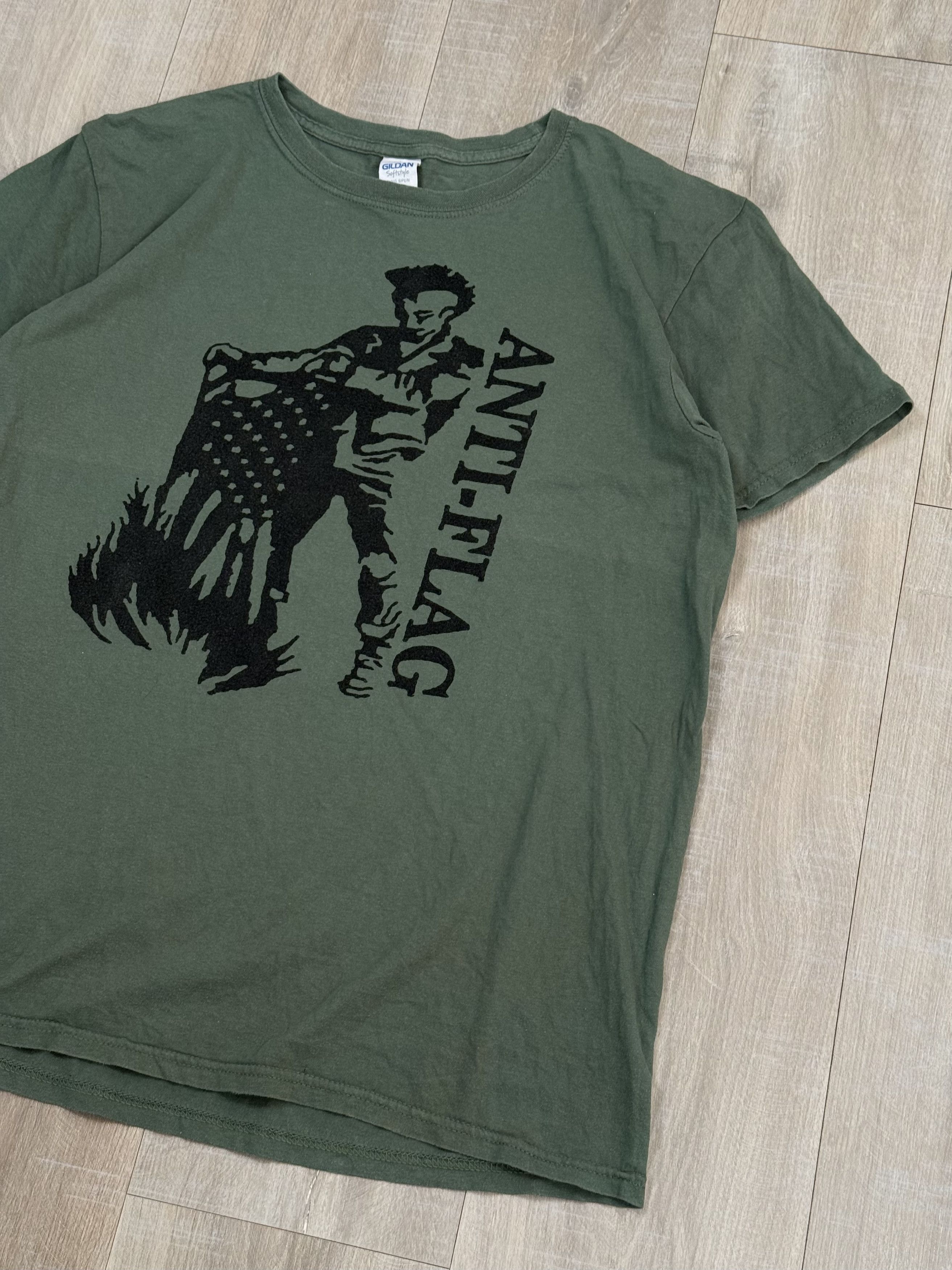 Vintage Vintage Anti-Flag Punk Rock Flag Burner Green T-shirt Size US L / EU 52-54 / 3 - 3 Thumbnail