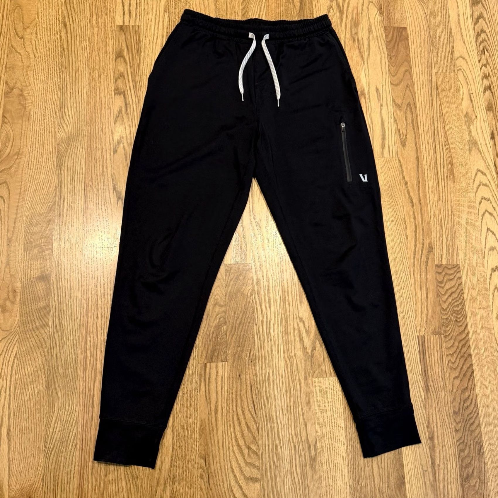 Vuori Vuori Sunday Performance Jogger Men’s Size S Black V416 Jogger Activewear Pockets Breathable Elastic Waist Inseam 28 in Sports Athleisure Outdoor Size US 29 - 2 Thumbnail