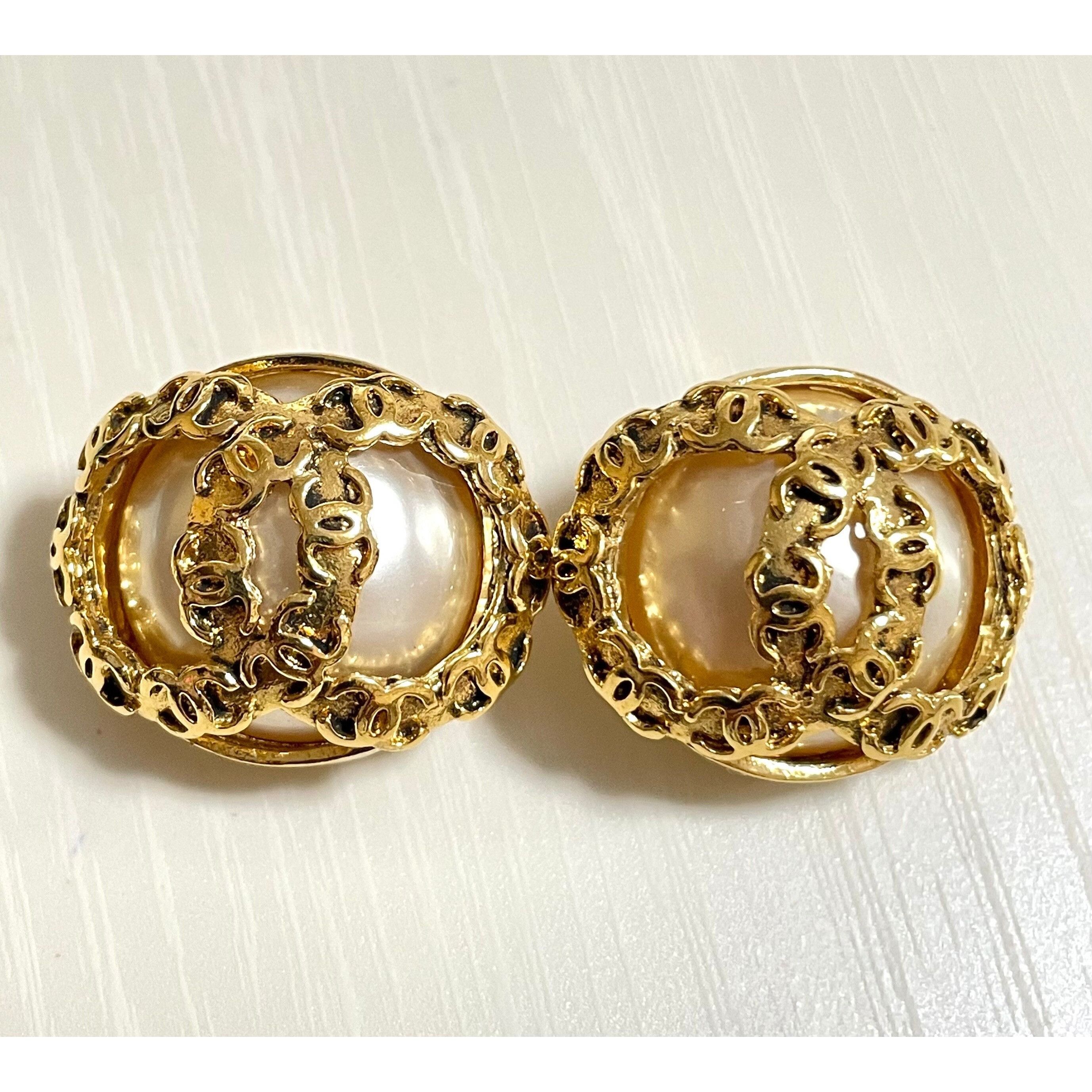 Chanel Vintage CHANEL large golden faux pearl CC earrings Size ONE SIZE - 4 Thumbnail