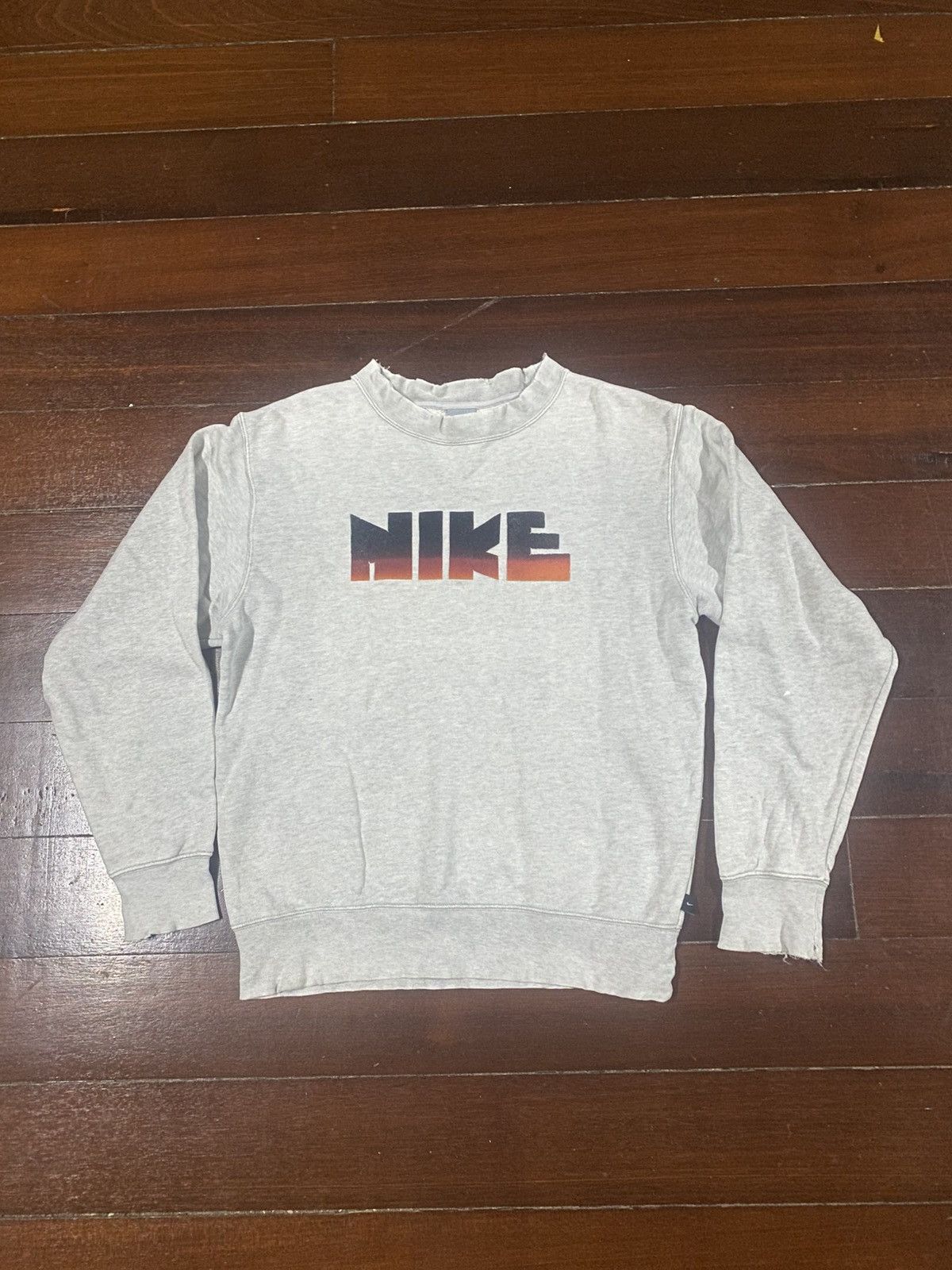 Nike VINTAGE NIKE block reproduction SWEATSHIRT distressed Size US S / EU 44-46 / 1 - 1 Thumbnail